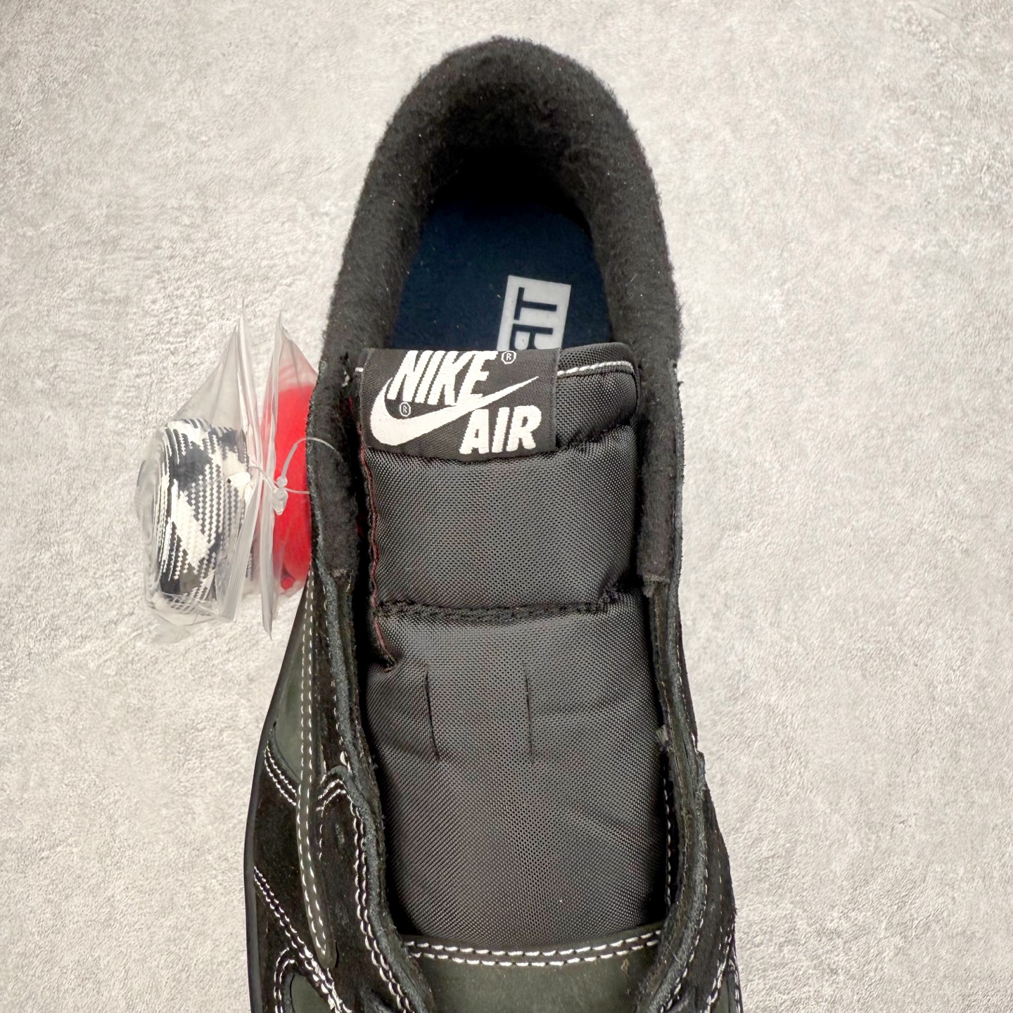 图片[5]-＃KZ神版莞产 Travis Scott x Air Jordan AJ1 Low OG TS联名黑武士倒钩4.0低帮 DM7866-001 全系列配色 外贸特供批次 新配色不断更新开发 市场中端王者 全套原纸板楦头开发 确保原汁原味 完美呈现一代版型 一比一鞋头弧度高度鞋身弧度 此版本只针对中端市场 细节品控鞋型随意秒杀市面同价位 鞋型完美 不臃肿别扭 头层皮料加持 用料绝不含糊 进口玻璃冲刀皮料裁剪零毛边 电脑针车工艺 超高鞋面清洁度 最高QC检验标准 控制溢胶瑕疵 原盒原配 飞翼3D高频深度立体 工艺方面大到整体鞋型 漏斗收腰 底线拉帮 LOGO立体程度 小到针眼排布 载片对称 冲孔效果 鞋标规范 鞋垫背胶等等 无一不是口碑收割 每双都是一个回头客 尺码：36 36.5 37.5 38 38.5 39 40 40.5 41 42 42.5 43 44 44.5 45 46 47.5-选品中心