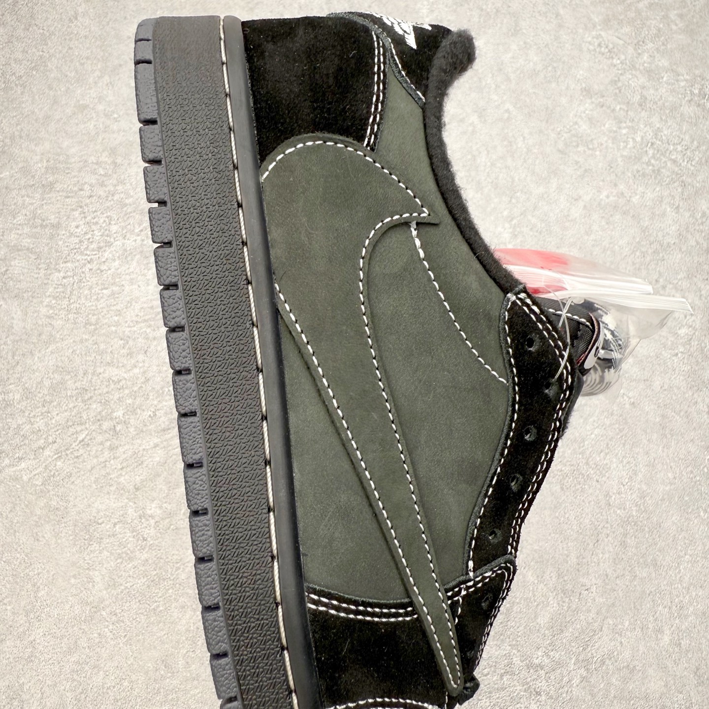 图片[6]-＃KZ神版莞产 Travis Scott x Air Jordan AJ1 Low OG TS联名黑武士倒钩4.0低帮 DM7866-001 全系列配色 外贸特供批次 新配色不断更新开发 市场中端王者 全套原纸板楦头开发 确保原汁原味 完美呈现一代版型 一比一鞋头弧度高度鞋身弧度 此版本只针对中端市场 细节品控鞋型随意秒杀市面同价位 鞋型完美 不臃肿别扭 头层皮料加持 用料绝不含糊 进口玻璃冲刀皮料裁剪零毛边 电脑针车工艺 超高鞋面清洁度 最高QC检验标准 控制溢胶瑕疵 原盒原配 飞翼3D高频深度立体 工艺方面大到整体鞋型 漏斗收腰 底线拉帮 LOGO立体程度 小到针眼排布 载片对称 冲孔效果 鞋标规范 鞋垫背胶等等 无一不是口碑收割 每双都是一个回头客 尺码：36 36.5 37.5 38 38.5 39 40 40.5 41 42 42.5 43 44 44.5 45 46 47.5-选品中心