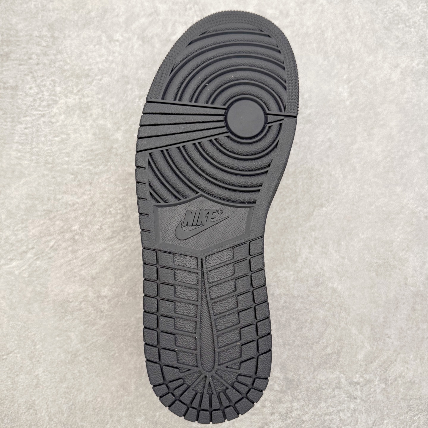 图片[9]-＃KZ神版莞产 Travis Scott x Air Jordan AJ1 Low OG TS联名黑武士倒钩4.0低帮 DM7866-001 全系列配色 外贸特供批次 新配色不断更新开发 市场中端王者 全套原纸板楦头开发 确保原汁原味 完美呈现一代版型 一比一鞋头弧度高度鞋身弧度 此版本只针对中端市场 细节品控鞋型随意秒杀市面同价位 鞋型完美 不臃肿别扭 头层皮料加持 用料绝不含糊 进口玻璃冲刀皮料裁剪零毛边 电脑针车工艺 超高鞋面清洁度 最高QC检验标准 控制溢胶瑕疵 原盒原配 飞翼3D高频深度立体 工艺方面大到整体鞋型 漏斗收腰 底线拉帮 LOGO立体程度 小到针眼排布 载片对称 冲孔效果 鞋标规范 鞋垫背胶等等 无一不是口碑收割 每双都是一个回头客 尺码：36 36.5 37.5 38 38.5 39 40 40.5 41 42 42.5 43 44 44.5 45 46 47.5-选品中心