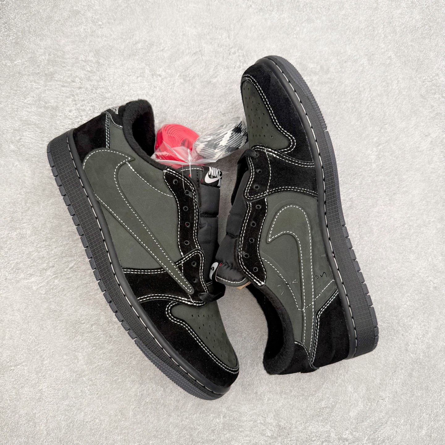 图片[3]-＃KZ神版莞产 Travis Scott x Air Jordan AJ1 Low OG TS联名黑武士倒钩4.0低帮 DM7866-001 全系列配色 外贸特供批次 新配色不断更新开发 市场中端王者 全套原纸板楦头开发 确保原汁原味 完美呈现一代版型 一比一鞋头弧度高度鞋身弧度 此版本只针对中端市场 细节品控鞋型随意秒杀市面同价位 鞋型完美 不臃肿别扭 头层皮料加持 用料绝不含糊 进口玻璃冲刀皮料裁剪零毛边 电脑针车工艺 超高鞋面清洁度 最高QC检验标准 控制溢胶瑕疵 原盒原配 飞翼3D高频深度立体 工艺方面大到整体鞋型 漏斗收腰 底线拉帮 LOGO立体程度 小到针眼排布 载片对称 冲孔效果 鞋标规范 鞋垫背胶等等 无一不是口碑收割 每双都是一个回头客 尺码：36 36.5 37.5 38 38.5 39 40 40.5 41 42 42.5 43 44 44.5 45 46 47.5-选品中心