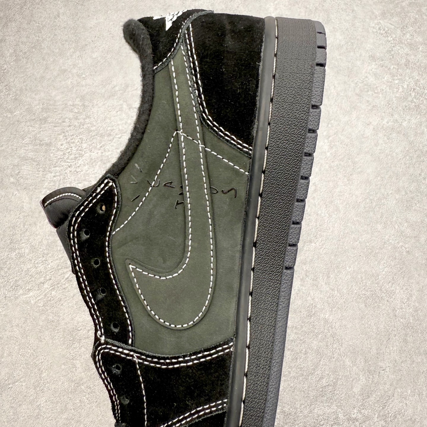 图片[7]-＃KZ神版莞产 Travis Scott x Air Jordan AJ1 Low OG TS联名黑武士倒钩4.0低帮 DM7866-001 全系列配色 外贸特供批次 新配色不断更新开发 市场中端王者 全套原纸板楦头开发 确保原汁原味 完美呈现一代版型 一比一鞋头弧度高度鞋身弧度 此版本只针对中端市场 细节品控鞋型随意秒杀市面同价位 鞋型完美 不臃肿别扭 头层皮料加持 用料绝不含糊 进口玻璃冲刀皮料裁剪零毛边 电脑针车工艺 超高鞋面清洁度 最高QC检验标准 控制溢胶瑕疵 原盒原配 飞翼3D高频深度立体 工艺方面大到整体鞋型 漏斗收腰 底线拉帮 LOGO立体程度 小到针眼排布 载片对称 冲孔效果 鞋标规范 鞋垫背胶等等 无一不是口碑收割 每双都是一个回头客 尺码：36 36.5 37.5 38 38.5 39 40 40.5 41 42 42.5 43 44 44.5 45 46 47.5-选品中心