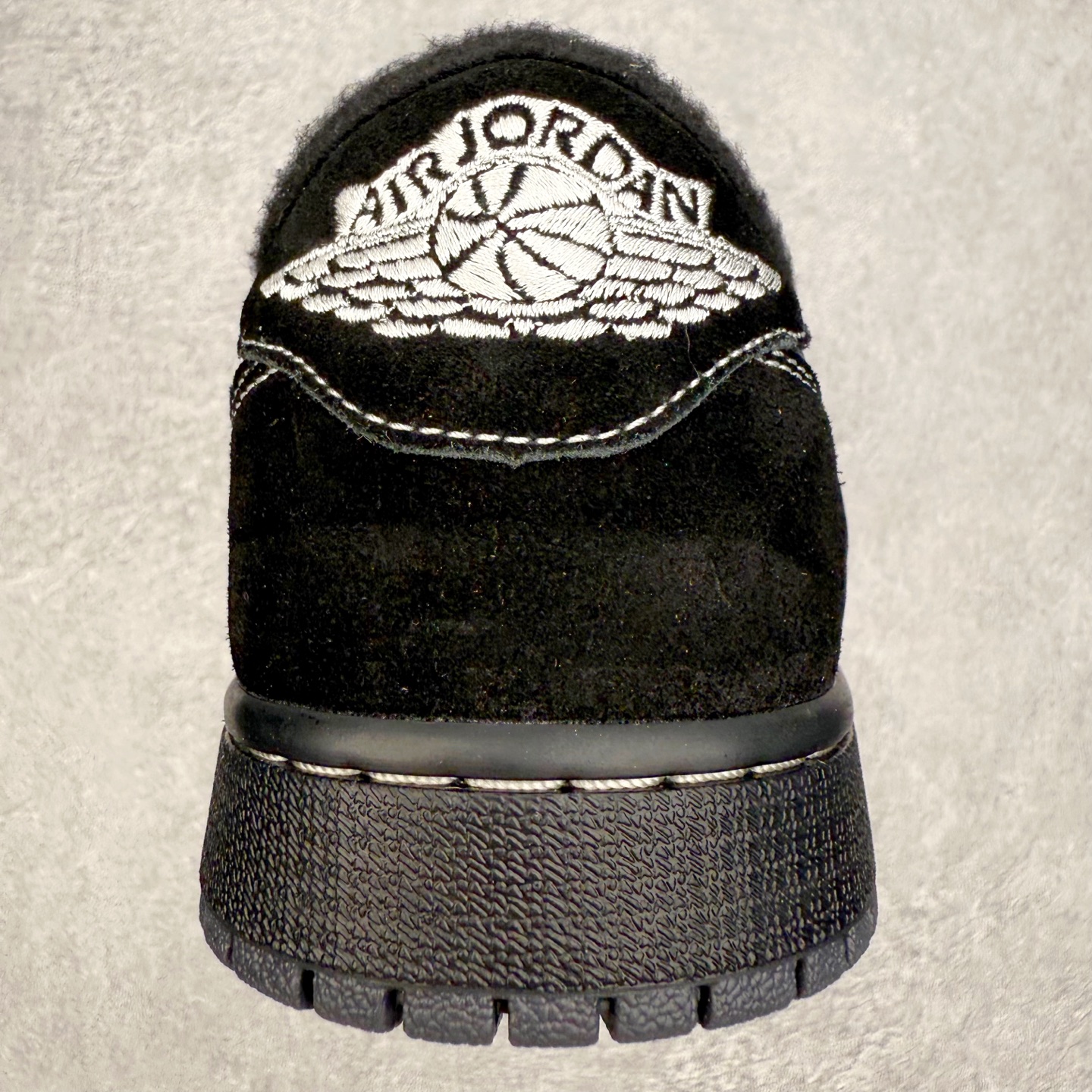 图片[8]-＃KZ神版莞产 Travis Scott x Air Jordan AJ1 Low OG TS联名黑武士倒钩4.0低帮 DM7866-001 全系列配色 外贸特供批次 新配色不断更新开发 市场中端王者 全套原纸板楦头开发 确保原汁原味 完美呈现一代版型 一比一鞋头弧度高度鞋身弧度 此版本只针对中端市场 细节品控鞋型随意秒杀市面同价位 鞋型完美 不臃肿别扭 头层皮料加持 用料绝不含糊 进口玻璃冲刀皮料裁剪零毛边 电脑针车工艺 超高鞋面清洁度 最高QC检验标准 控制溢胶瑕疵 原盒原配 飞翼3D高频深度立体 工艺方面大到整体鞋型 漏斗收腰 底线拉帮 LOGO立体程度 小到针眼排布 载片对称 冲孔效果 鞋标规范 鞋垫背胶等等 无一不是口碑收割 每双都是一个回头客 尺码：36 36.5 37.5 38 38.5 39 40 40.5 41 42 42.5 43 44 44.5 45 46 47.5-选品中心