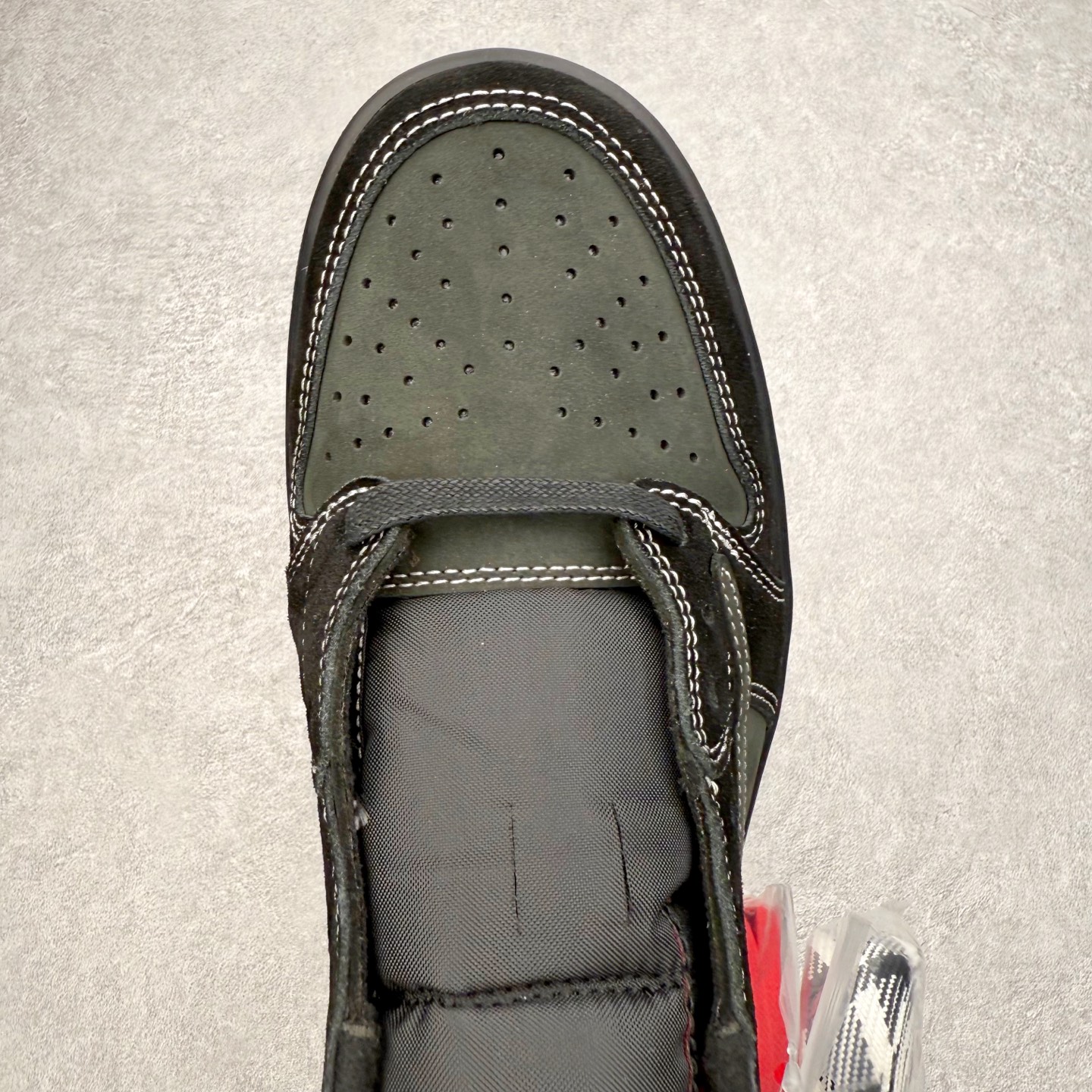 图片[4]-＃KZ神版莞产 Travis Scott x Air Jordan AJ1 Low OG TS联名黑武士倒钩4.0低帮 DM7866-001 全系列配色 外贸特供批次 新配色不断更新开发 市场中端王者 全套原纸板楦头开发 确保原汁原味 完美呈现一代版型 一比一鞋头弧度高度鞋身弧度 此版本只针对中端市场 细节品控鞋型随意秒杀市面同价位 鞋型完美 不臃肿别扭 头层皮料加持 用料绝不含糊 进口玻璃冲刀皮料裁剪零毛边 电脑针车工艺 超高鞋面清洁度 最高QC检验标准 控制溢胶瑕疵 原盒原配 飞翼3D高频深度立体 工艺方面大到整体鞋型 漏斗收腰 底线拉帮 LOGO立体程度 小到针眼排布 载片对称 冲孔效果 鞋标规范 鞋垫背胶等等 无一不是口碑收割 每双都是一个回头客 尺码：36 36.5 37.5 38 38.5 39 40 40.5 41 42 42.5 43 44 44.5 45 46 47.5-选品中心