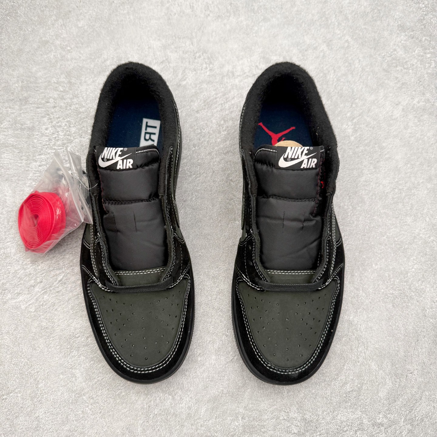 图片[2]-＃KZ神版莞产 Travis Scott x Air Jordan AJ1 Low OG TS联名黑武士倒钩4.0低帮 DM7866-001 全系列配色 外贸特供批次 新配色不断更新开发 市场中端王者 全套原纸板楦头开发 确保原汁原味 完美呈现一代版型 一比一鞋头弧度高度鞋身弧度 此版本只针对中端市场 细节品控鞋型随意秒杀市面同价位 鞋型完美 不臃肿别扭 头层皮料加持 用料绝不含糊 进口玻璃冲刀皮料裁剪零毛边 电脑针车工艺 超高鞋面清洁度 最高QC检验标准 控制溢胶瑕疵 原盒原配 飞翼3D高频深度立体 工艺方面大到整体鞋型 漏斗收腰 底线拉帮 LOGO立体程度 小到针眼排布 载片对称 冲孔效果 鞋标规范 鞋垫背胶等等 无一不是口碑收割 每双都是一个回头客 尺码：36 36.5 37.5 38 38.5 39 40 40.5 41 42 42.5 43 44 44.5 45 46 47.5-选品中心