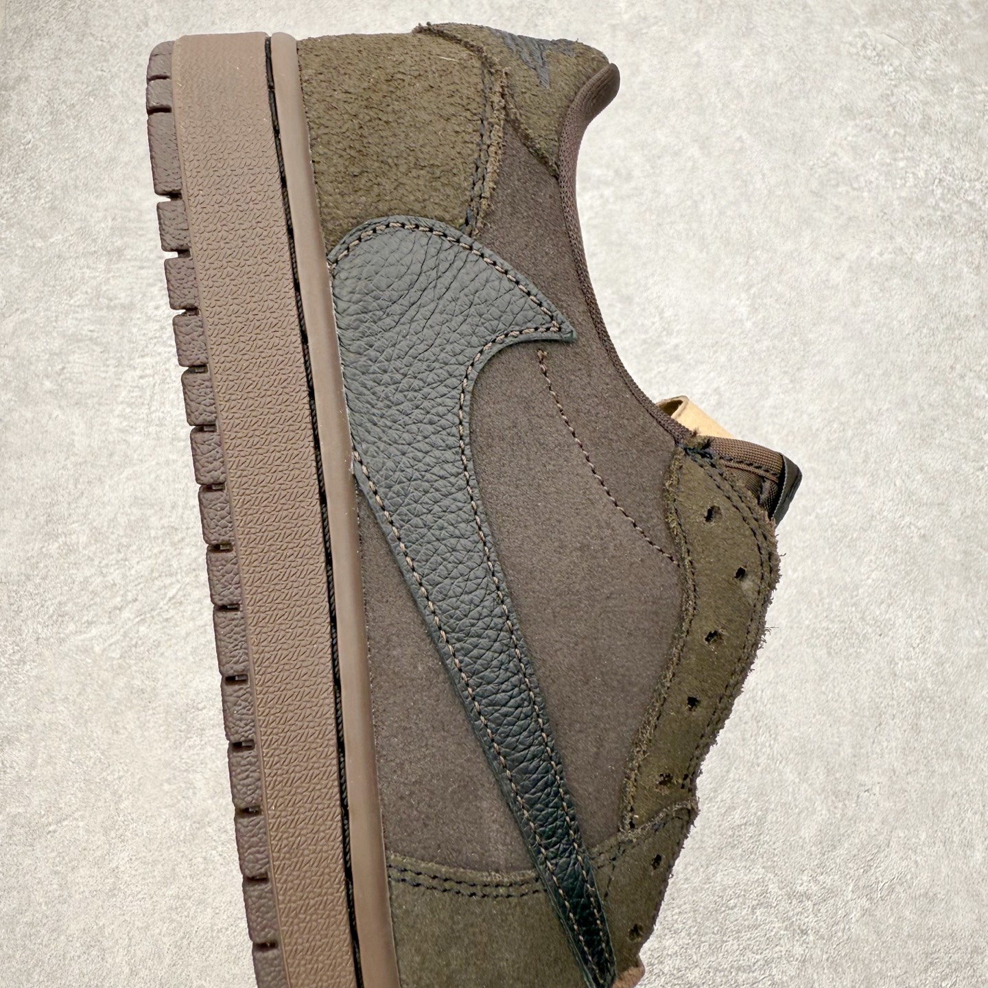 图片[6]-＃KZ神版莞产 Travis Scott x Air Jordan AJ1 Low OG SP TS联名 黑棕倒钩低帮 DM7866-202 全系列配色 外贸特供批次 新配色不断更新开发 市场中端王者 全套原纸板楦头开发 确保原汁原味 完美呈现一代版型 一比一鞋头弧度高度鞋身弧度 此版本只针对中端市场 细节品控鞋型随意秒杀市面同价位 鞋型完美 不臃肿别扭 头层皮料加持 用料绝不含糊 进口玻璃冲刀皮料裁剪零毛边 电脑针车工艺 超高鞋面清洁度 最高QC检验标准 控制溢胶瑕疵 原盒原配 飞翼3D高频深度立体 工艺方面大到整体鞋型 漏斗收腰 底线拉帮 LOGO立体程度 小到针眼排布 载片对称 冲孔效果 鞋标规范 鞋垫背胶等等 无一不是口碑收割 每双都是一个回头客 尺码：36 36.5 37.5 38 38.5 39 40 40.5 41 42 42.5 43 44 44.5 45 46 47.5-选品中心