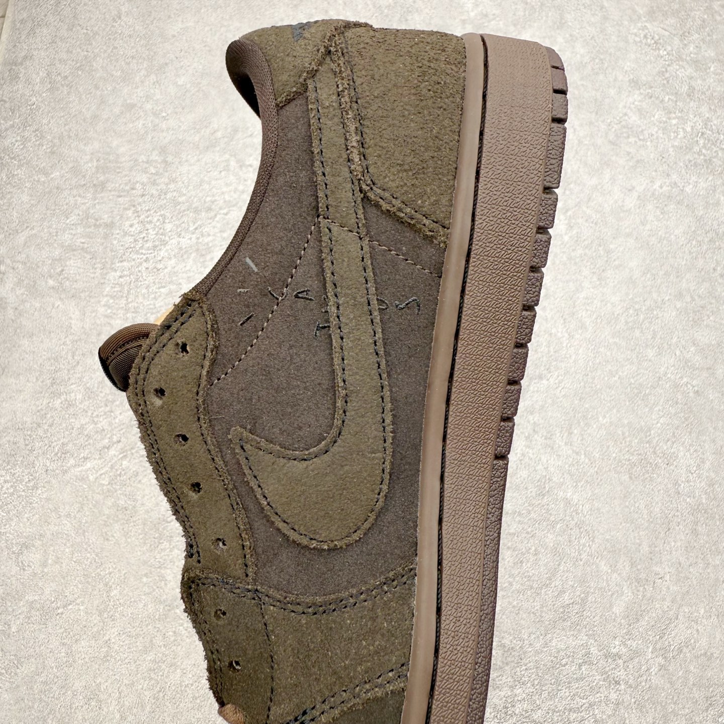 图片[7]-＃KZ神版莞产 Travis Scott x Air Jordan AJ1 Low OG SP TS联名 黑棕倒钩低帮 DM7866-202 全系列配色 外贸特供批次 新配色不断更新开发 市场中端王者 全套原纸板楦头开发 确保原汁原味 完美呈现一代版型 一比一鞋头弧度高度鞋身弧度 此版本只针对中端市场 细节品控鞋型随意秒杀市面同价位 鞋型完美 不臃肿别扭 头层皮料加持 用料绝不含糊 进口玻璃冲刀皮料裁剪零毛边 电脑针车工艺 超高鞋面清洁度 最高QC检验标准 控制溢胶瑕疵 原盒原配 飞翼3D高频深度立体 工艺方面大到整体鞋型 漏斗收腰 底线拉帮 LOGO立体程度 小到针眼排布 载片对称 冲孔效果 鞋标规范 鞋垫背胶等等 无一不是口碑收割 每双都是一个回头客 尺码：36 36.5 37.5 38 38.5 39 40 40.5 41 42 42.5 43 44 44.5 45 46 47.5-选品中心