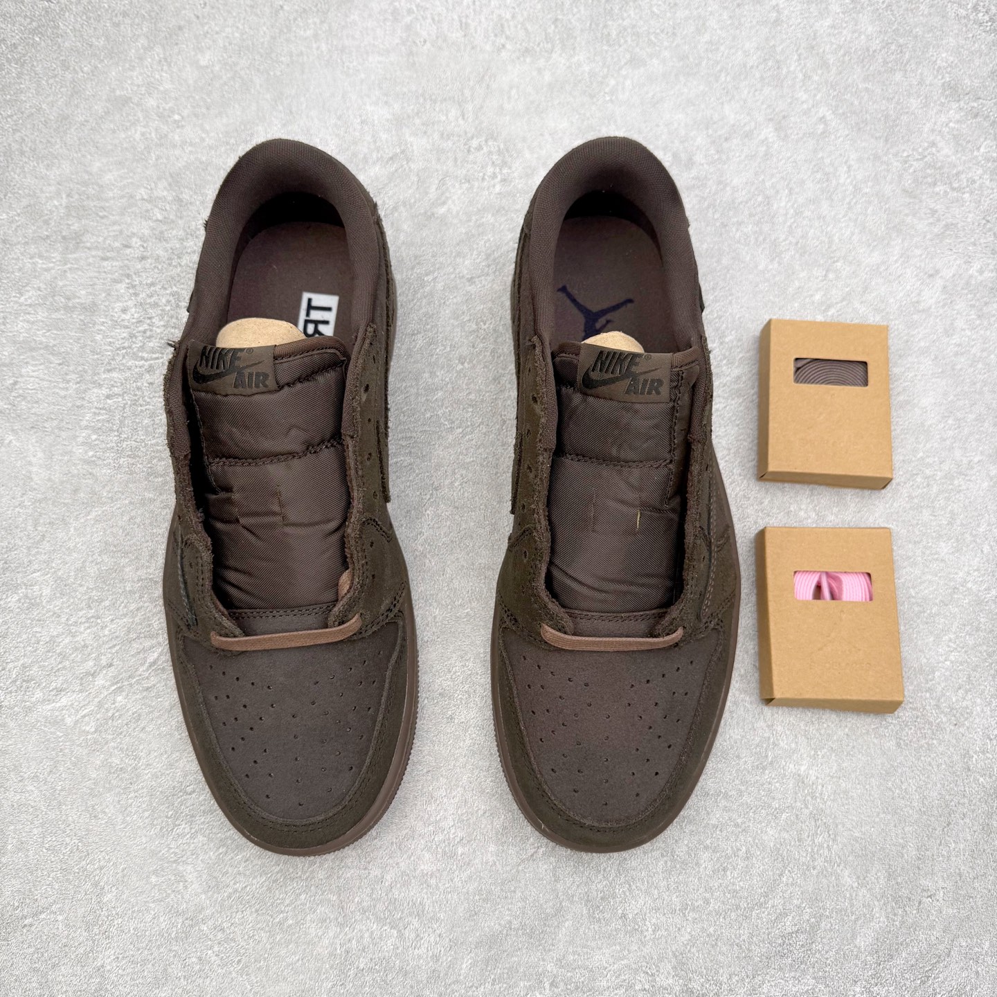 图片[2]-＃KZ神版莞产 Travis Scott x Air Jordan AJ1 Low OG SP TS联名 黑棕倒钩低帮 DM7866-202 全系列配色 外贸特供批次 新配色不断更新开发 市场中端王者 全套原纸板楦头开发 确保原汁原味 完美呈现一代版型 一比一鞋头弧度高度鞋身弧度 此版本只针对中端市场 细节品控鞋型随意秒杀市面同价位 鞋型完美 不臃肿别扭 头层皮料加持 用料绝不含糊 进口玻璃冲刀皮料裁剪零毛边 电脑针车工艺 超高鞋面清洁度 最高QC检验标准 控制溢胶瑕疵 原盒原配 飞翼3D高频深度立体 工艺方面大到整体鞋型 漏斗收腰 底线拉帮 LOGO立体程度 小到针眼排布 载片对称 冲孔效果 鞋标规范 鞋垫背胶等等 无一不是口碑收割 每双都是一个回头客 尺码：36 36.5 37.5 38 38.5 39 40 40.5 41 42 42.5 43 44 44.5 45 46 47.5-选品中心