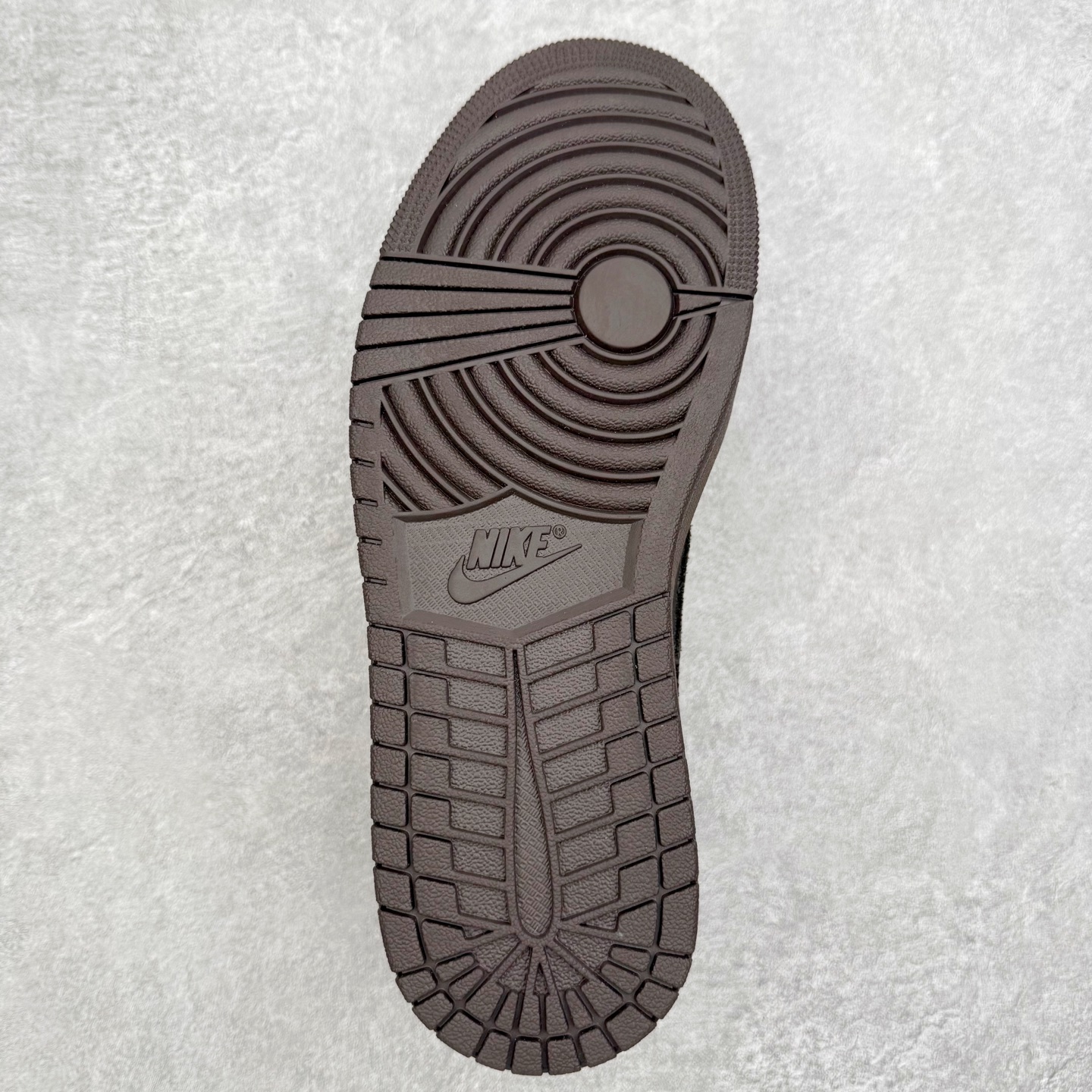 图片[9]-＃KZ神版莞产 Travis Scott x Air Jordan AJ1 Low OG SP TS联名 黑棕倒钩低帮 DM7866-202 全系列配色 外贸特供批次 新配色不断更新开发 市场中端王者 全套原纸板楦头开发 确保原汁原味 完美呈现一代版型 一比一鞋头弧度高度鞋身弧度 此版本只针对中端市场 细节品控鞋型随意秒杀市面同价位 鞋型完美 不臃肿别扭 头层皮料加持 用料绝不含糊 进口玻璃冲刀皮料裁剪零毛边 电脑针车工艺 超高鞋面清洁度 最高QC检验标准 控制溢胶瑕疵 原盒原配 飞翼3D高频深度立体 工艺方面大到整体鞋型 漏斗收腰 底线拉帮 LOGO立体程度 小到针眼排布 载片对称 冲孔效果 鞋标规范 鞋垫背胶等等 无一不是口碑收割 每双都是一个回头客 尺码：36 36.5 37.5 38 38.5 39 40 40.5 41 42 42.5 43 44 44.5 45 46 47.5-选品中心