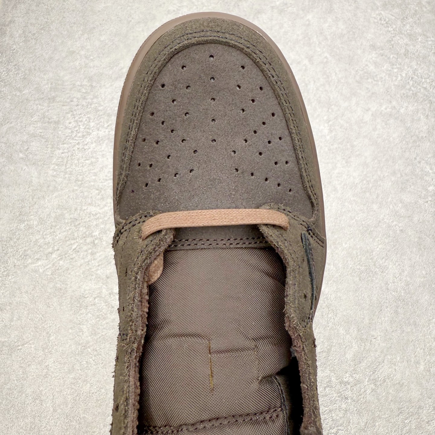 图片[4]-＃KZ神版莞产 Travis Scott x Air Jordan AJ1 Low OG SP TS联名 黑棕倒钩低帮 DM7866-202 全系列配色 外贸特供批次 新配色不断更新开发 市场中端王者 全套原纸板楦头开发 确保原汁原味 完美呈现一代版型 一比一鞋头弧度高度鞋身弧度 此版本只针对中端市场 细节品控鞋型随意秒杀市面同价位 鞋型完美 不臃肿别扭 头层皮料加持 用料绝不含糊 进口玻璃冲刀皮料裁剪零毛边 电脑针车工艺 超高鞋面清洁度 最高QC检验标准 控制溢胶瑕疵 原盒原配 飞翼3D高频深度立体 工艺方面大到整体鞋型 漏斗收腰 底线拉帮 LOGO立体程度 小到针眼排布 载片对称 冲孔效果 鞋标规范 鞋垫背胶等等 无一不是口碑收割 每双都是一个回头客 尺码：36 36.5 37.5 38 38.5 39 40 40.5 41 42 42.5 43 44 44.5 45 46 47.5-选品中心