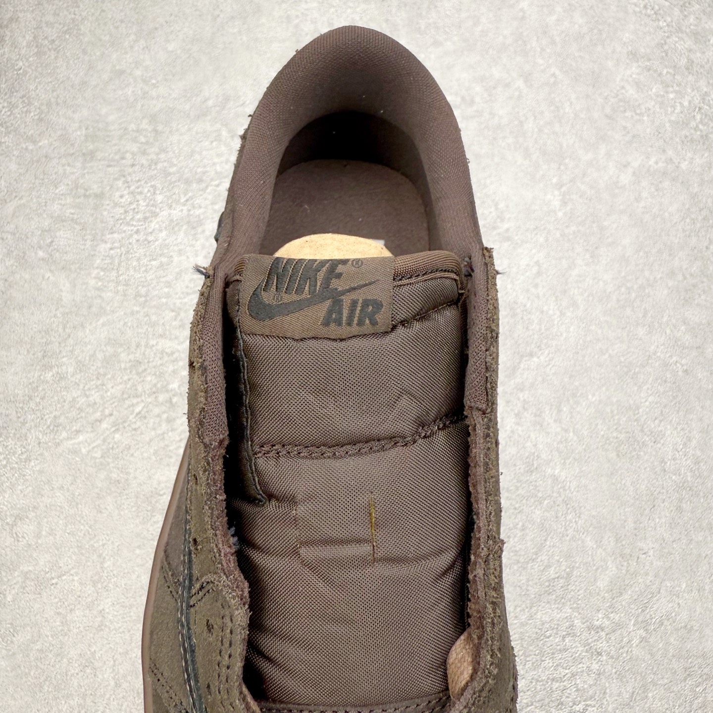 图片[5]-＃KZ神版莞产 Travis Scott x Air Jordan AJ1 Low OG SP TS联名 黑棕倒钩低帮 DM7866-202 全系列配色 外贸特供批次 新配色不断更新开发 市场中端王者 全套原纸板楦头开发 确保原汁原味 完美呈现一代版型 一比一鞋头弧度高度鞋身弧度 此版本只针对中端市场 细节品控鞋型随意秒杀市面同价位 鞋型完美 不臃肿别扭 头层皮料加持 用料绝不含糊 进口玻璃冲刀皮料裁剪零毛边 电脑针车工艺 超高鞋面清洁度 最高QC检验标准 控制溢胶瑕疵 原盒原配 飞翼3D高频深度立体 工艺方面大到整体鞋型 漏斗收腰 底线拉帮 LOGO立体程度 小到针眼排布 载片对称 冲孔效果 鞋标规范 鞋垫背胶等等 无一不是口碑收割 每双都是一个回头客 尺码：36 36.5 37.5 38 38.5 39 40 40.5 41 42 42.5 43 44 44.5 45 46 47.5-选品中心