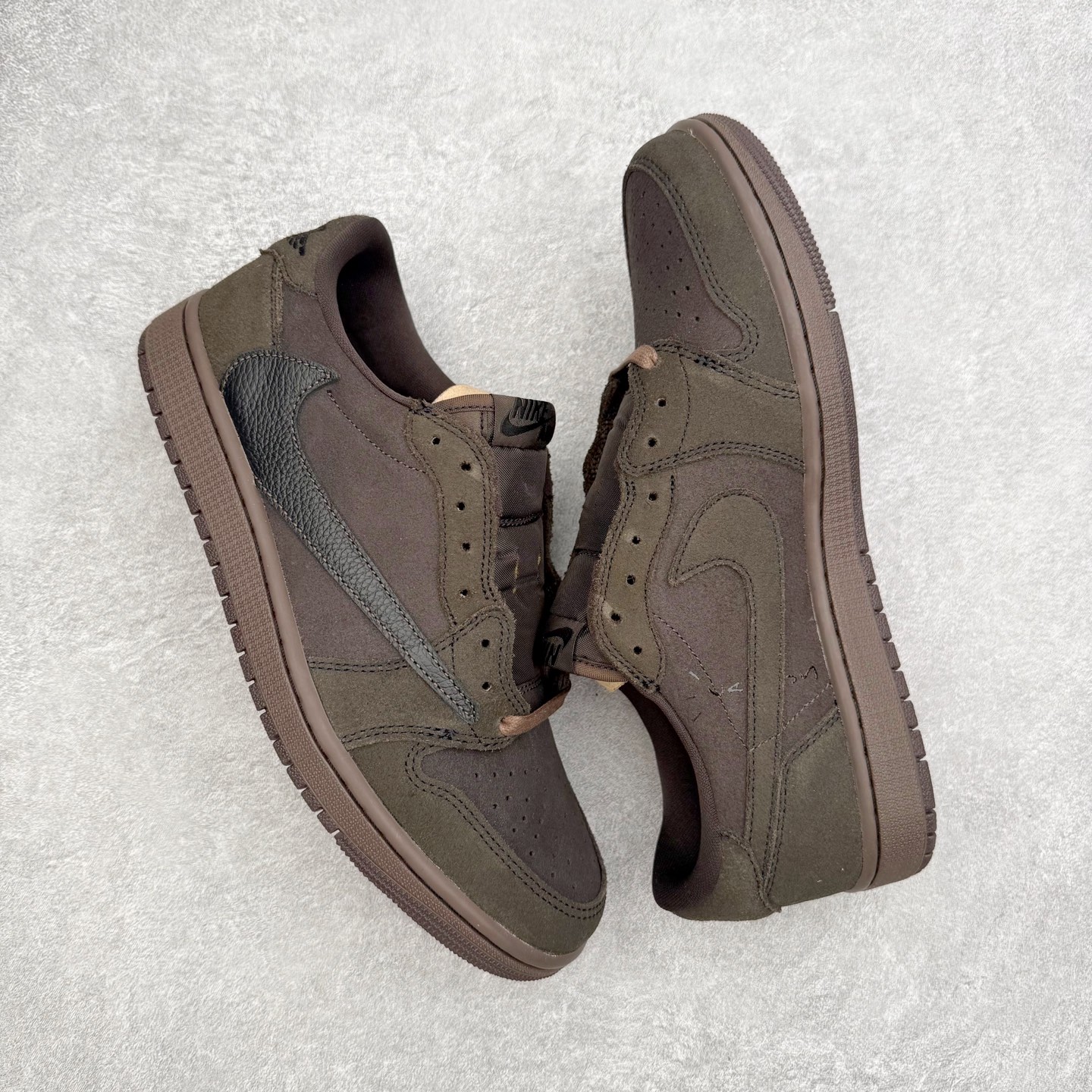 图片[3]-＃KZ神版莞产 Travis Scott x Air Jordan AJ1 Low OG SP TS联名 黑棕倒钩低帮 DM7866-202 全系列配色 外贸特供批次 新配色不断更新开发 市场中端王者 全套原纸板楦头开发 确保原汁原味 完美呈现一代版型 一比一鞋头弧度高度鞋身弧度 此版本只针对中端市场 细节品控鞋型随意秒杀市面同价位 鞋型完美 不臃肿别扭 头层皮料加持 用料绝不含糊 进口玻璃冲刀皮料裁剪零毛边 电脑针车工艺 超高鞋面清洁度 最高QC检验标准 控制溢胶瑕疵 原盒原配 飞翼3D高频深度立体 工艺方面大到整体鞋型 漏斗收腰 底线拉帮 LOGO立体程度 小到针眼排布 载片对称 冲孔效果 鞋标规范 鞋垫背胶等等 无一不是口碑收割 每双都是一个回头客 尺码：36 36.5 37.5 38 38.5 39 40 40.5 41 42 42.5 43 44 44.5 45 46 47.5-选品中心