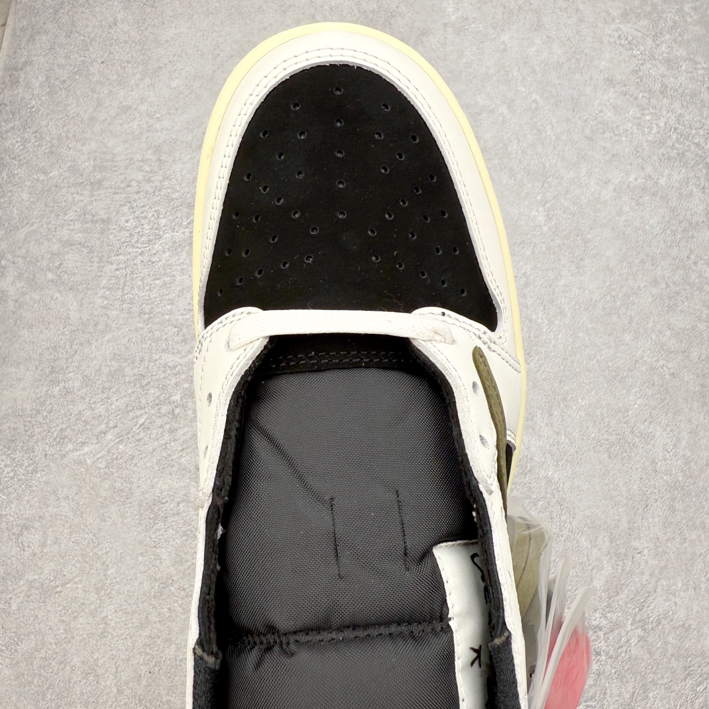 图片[4]-＃KZ神版莞产 Travis Scott x Air Jordan AJ1 Low OG SP TS联名白黑绿倒钩低帮 DZ4137-106 全系列配色 外贸特供批次 新配色不断更新开发 市场中端王者 全套原纸板楦头开发 确保原汁原味 完美呈现一代版型 一比一鞋头弧度高度鞋身弧度 此版本只针对中端市场 细节品控鞋型随意秒杀市面同价位 鞋型完美 不臃肿别扭 头层皮料加持 用料绝不含糊 进口玻璃冲刀皮料裁剪零毛边 电脑针车工艺 超高鞋面清洁度 最高QC检验标准 控制溢胶瑕疵 原盒原配 飞翼3D高频深度立体 工艺方面大到整体鞋型 漏斗收腰 底线拉帮 LOGO立体程度 小到针眼排布 载片对称 冲孔效果 鞋标规范 鞋垫背胶等等 无一不是口碑收割 每双都是一个回头客 尺码：36 36.5 37.5 38 38.5 39 40 40.5 41 42 42.5 43 44 44.5 45 46 47.5-选品中心