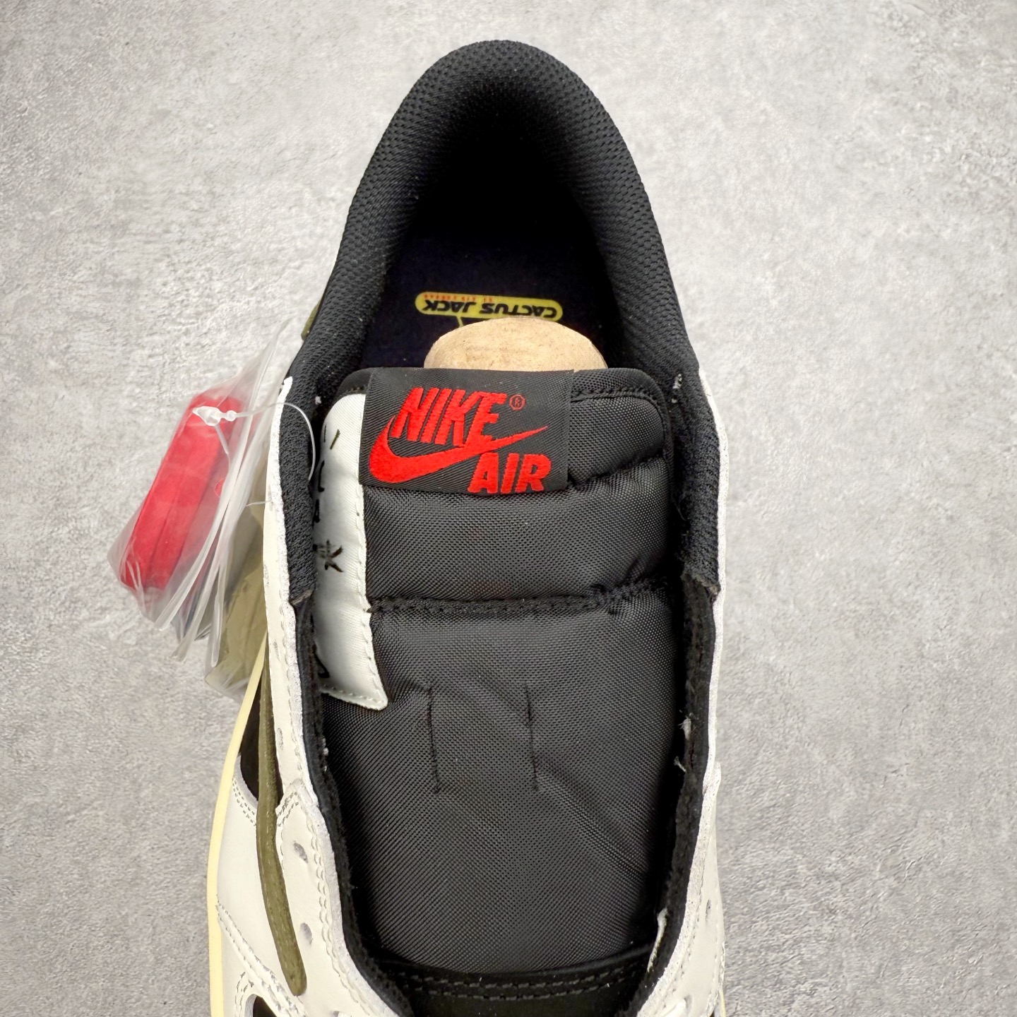 图片[5]-＃KZ神版莞产 Travis Scott x Air Jordan AJ1 Low OG SP TS联名白黑绿倒钩低帮 DZ4137-106 全系列配色 外贸特供批次 新配色不断更新开发 市场中端王者 全套原纸板楦头开发 确保原汁原味 完美呈现一代版型 一比一鞋头弧度高度鞋身弧度 此版本只针对中端市场 细节品控鞋型随意秒杀市面同价位 鞋型完美 不臃肿别扭 头层皮料加持 用料绝不含糊 进口玻璃冲刀皮料裁剪零毛边 电脑针车工艺 超高鞋面清洁度 最高QC检验标准 控制溢胶瑕疵 原盒原配 飞翼3D高频深度立体 工艺方面大到整体鞋型 漏斗收腰 底线拉帮 LOGO立体程度 小到针眼排布 载片对称 冲孔效果 鞋标规范 鞋垫背胶等等 无一不是口碑收割 每双都是一个回头客 尺码：36 36.5 37.5 38 38.5 39 40 40.5 41 42 42.5 43 44 44.5 45 46 47.5-选品中心