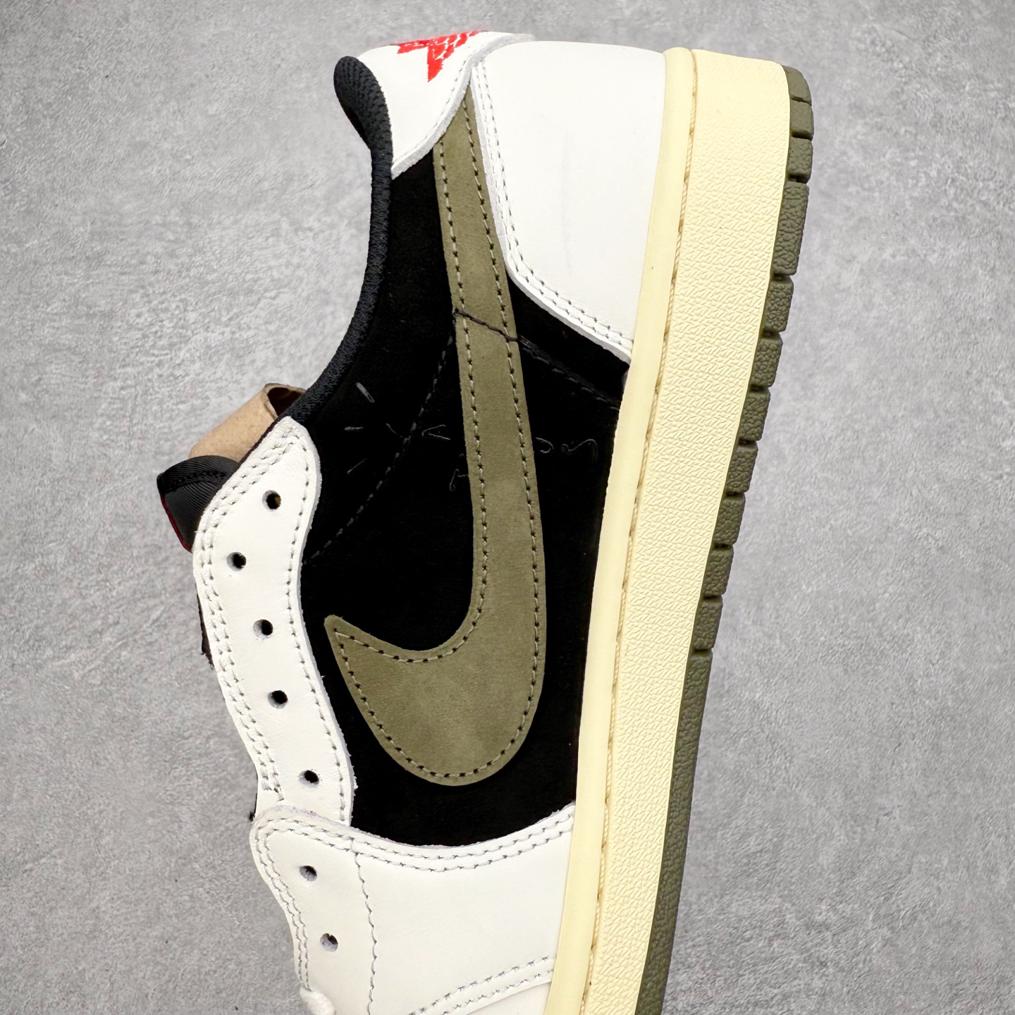 图片[7]-＃KZ神版莞产 Travis Scott x Air Jordan AJ1 Low OG SP TS联名白黑绿倒钩低帮 DZ4137-106 全系列配色 外贸特供批次 新配色不断更新开发 市场中端王者 全套原纸板楦头开发 确保原汁原味 完美呈现一代版型 一比一鞋头弧度高度鞋身弧度 此版本只针对中端市场 细节品控鞋型随意秒杀市面同价位 鞋型完美 不臃肿别扭 头层皮料加持 用料绝不含糊 进口玻璃冲刀皮料裁剪零毛边 电脑针车工艺 超高鞋面清洁度 最高QC检验标准 控制溢胶瑕疵 原盒原配 飞翼3D高频深度立体 工艺方面大到整体鞋型 漏斗收腰 底线拉帮 LOGO立体程度 小到针眼排布 载片对称 冲孔效果 鞋标规范 鞋垫背胶等等 无一不是口碑收割 每双都是一个回头客 尺码：36 36.5 37.5 38 38.5 39 40 40.5 41 42 42.5 43 44 44.5 45 46 47.5-选品中心