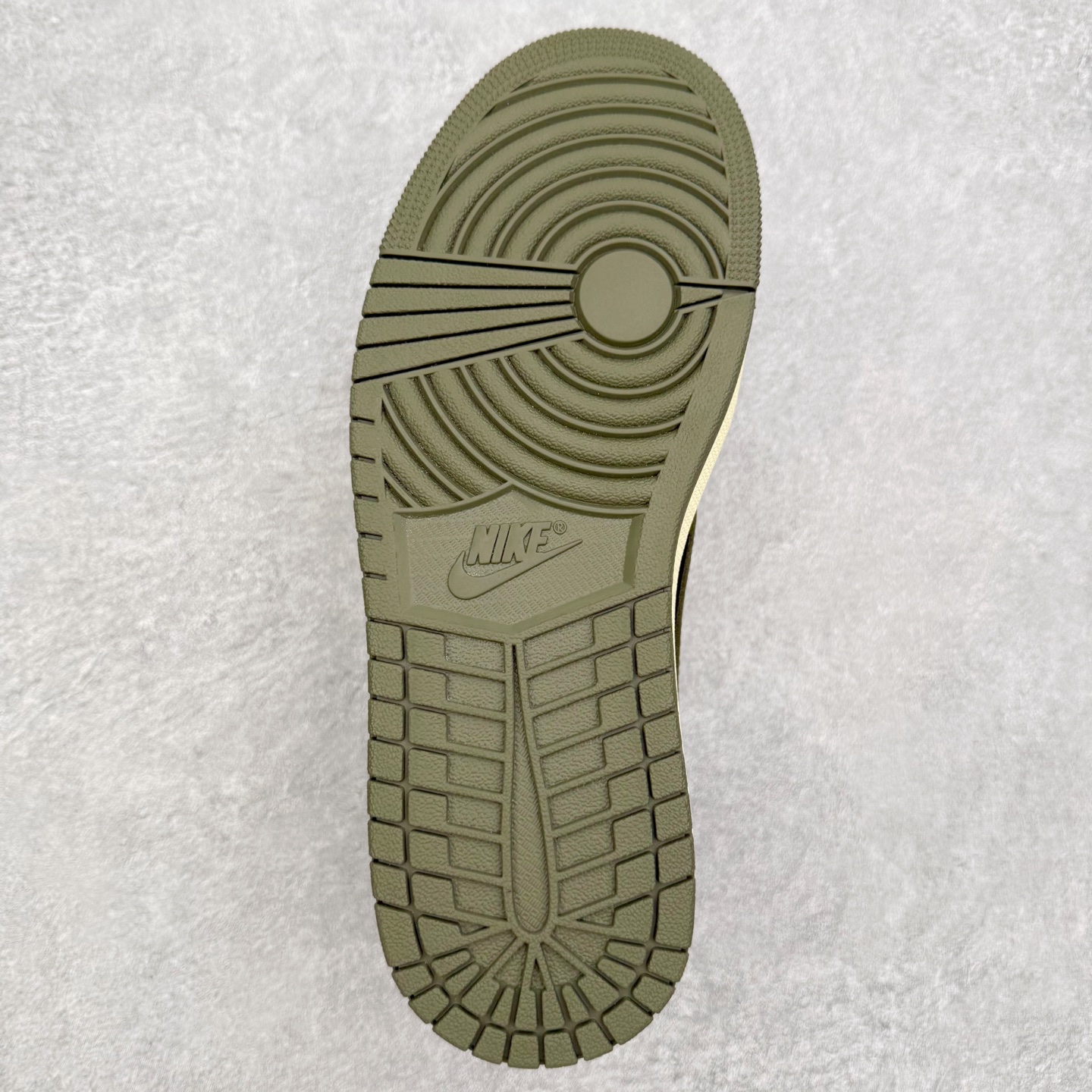 图片[9]-＃KZ神版莞产 Travis Scott x Air Jordan AJ1 Low OG SP TS联名白黑绿倒钩低帮 DZ4137-106 全系列配色 外贸特供批次 新配色不断更新开发 市场中端王者 全套原纸板楦头开发 确保原汁原味 完美呈现一代版型 一比一鞋头弧度高度鞋身弧度 此版本只针对中端市场 细节品控鞋型随意秒杀市面同价位 鞋型完美 不臃肿别扭 头层皮料加持 用料绝不含糊 进口玻璃冲刀皮料裁剪零毛边 电脑针车工艺 超高鞋面清洁度 最高QC检验标准 控制溢胶瑕疵 原盒原配 飞翼3D高频深度立体 工艺方面大到整体鞋型 漏斗收腰 底线拉帮 LOGO立体程度 小到针眼排布 载片对称 冲孔效果 鞋标规范 鞋垫背胶等等 无一不是口碑收割 每双都是一个回头客 尺码：36 36.5 37.5 38 38.5 39 40 40.5 41 42 42.5 43 44 44.5 45 46 47.5-选品中心