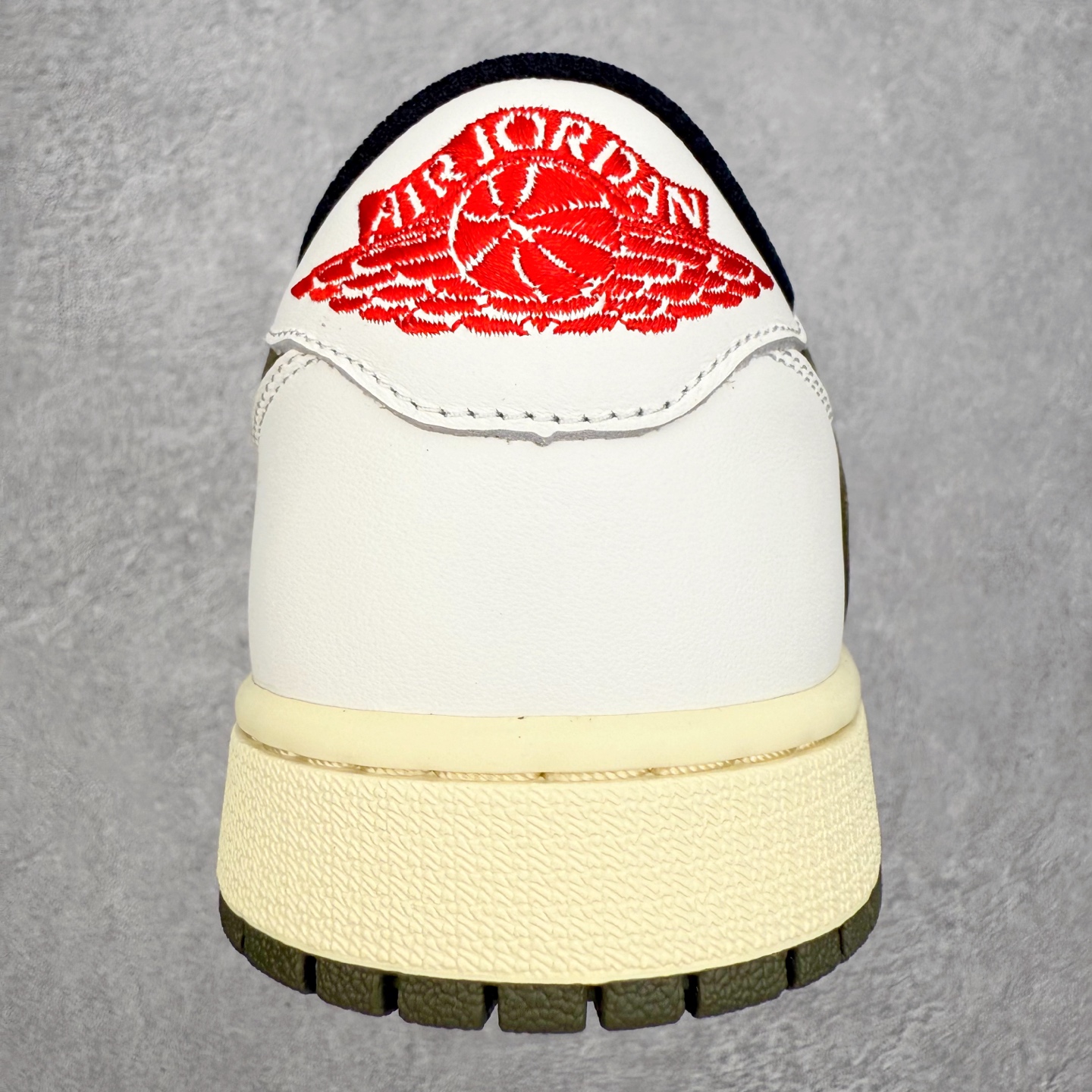 图片[8]-＃KZ神版莞产 Travis Scott x Air Jordan AJ1 Low OG SP TS联名白黑绿倒钩低帮 DZ4137-106 全系列配色 外贸特供批次 新配色不断更新开发 市场中端王者 全套原纸板楦头开发 确保原汁原味 完美呈现一代版型 一比一鞋头弧度高度鞋身弧度 此版本只针对中端市场 细节品控鞋型随意秒杀市面同价位 鞋型完美 不臃肿别扭 头层皮料加持 用料绝不含糊 进口玻璃冲刀皮料裁剪零毛边 电脑针车工艺 超高鞋面清洁度 最高QC检验标准 控制溢胶瑕疵 原盒原配 飞翼3D高频深度立体 工艺方面大到整体鞋型 漏斗收腰 底线拉帮 LOGO立体程度 小到针眼排布 载片对称 冲孔效果 鞋标规范 鞋垫背胶等等 无一不是口碑收割 每双都是一个回头客 尺码：36 36.5 37.5 38 38.5 39 40 40.5 41 42 42.5 43 44 44.5 45 46 47.5-选品中心