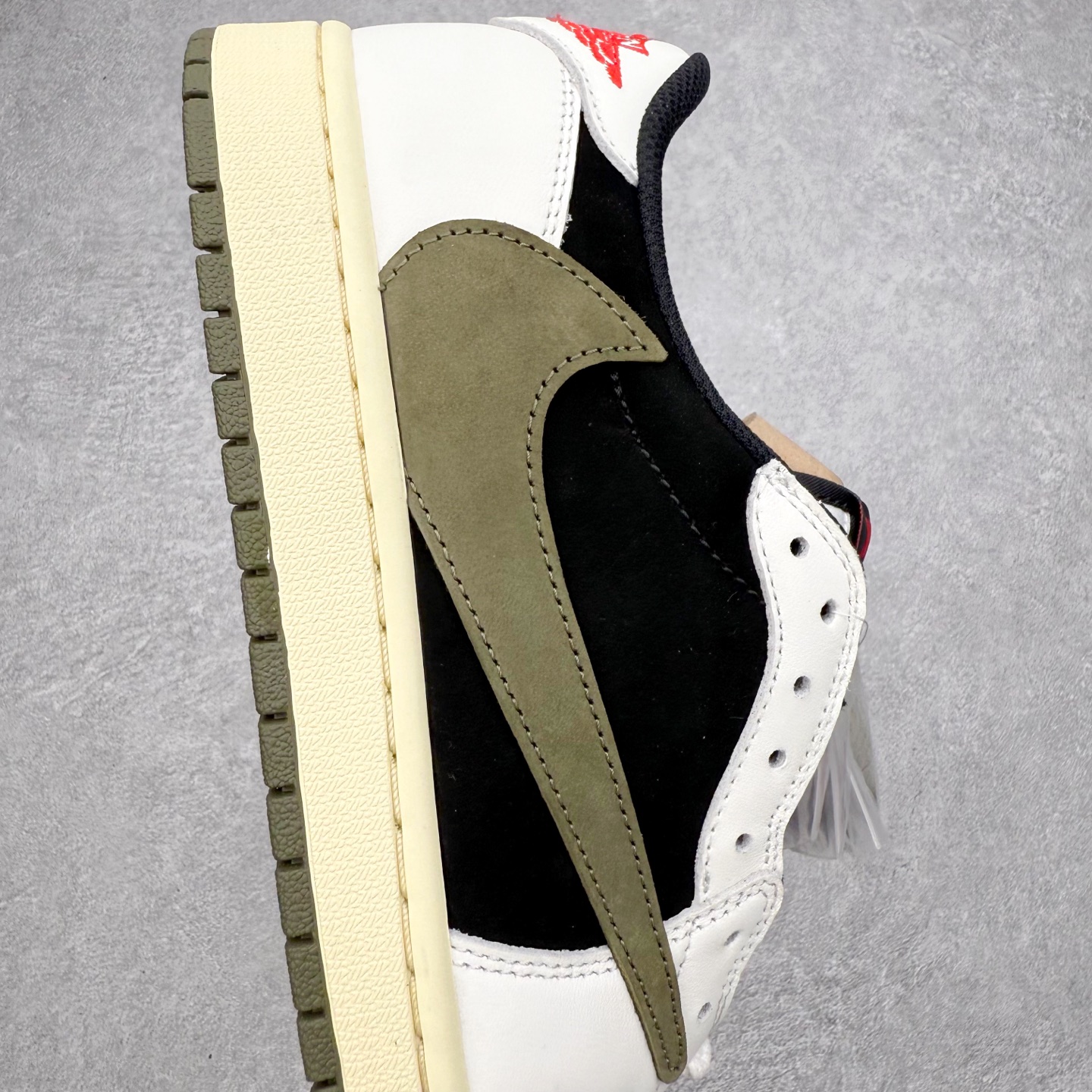 图片[6]-＃KZ神版莞产 Travis Scott x Air Jordan AJ1 Low OG SP TS联名白黑绿倒钩低帮 DZ4137-106 全系列配色 外贸特供批次 新配色不断更新开发 市场中端王者 全套原纸板楦头开发 确保原汁原味 完美呈现一代版型 一比一鞋头弧度高度鞋身弧度 此版本只针对中端市场 细节品控鞋型随意秒杀市面同价位 鞋型完美 不臃肿别扭 头层皮料加持 用料绝不含糊 进口玻璃冲刀皮料裁剪零毛边 电脑针车工艺 超高鞋面清洁度 最高QC检验标准 控制溢胶瑕疵 原盒原配 飞翼3D高频深度立体 工艺方面大到整体鞋型 漏斗收腰 底线拉帮 LOGO立体程度 小到针眼排布 载片对称 冲孔效果 鞋标规范 鞋垫背胶等等 无一不是口碑收割 每双都是一个回头客 尺码：36 36.5 37.5 38 38.5 39 40 40.5 41 42 42.5 43 44 44.5 45 46 47.5-选品中心