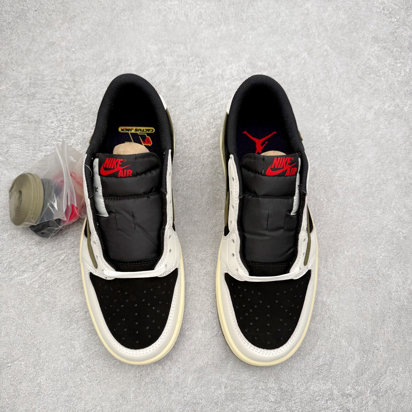 图片[2]-＃KZ神版莞产 Travis Scott x Air Jordan AJ1 Low OG SP TS联名白黑绿倒钩低帮 DZ4137-106 全系列配色 外贸特供批次 新配色不断更新开发 市场中端王者 全套原纸板楦头开发 确保原汁原味 完美呈现一代版型 一比一鞋头弧度高度鞋身弧度 此版本只针对中端市场 细节品控鞋型随意秒杀市面同价位 鞋型完美 不臃肿别扭 头层皮料加持 用料绝不含糊 进口玻璃冲刀皮料裁剪零毛边 电脑针车工艺 超高鞋面清洁度 最高QC检验标准 控制溢胶瑕疵 原盒原配 飞翼3D高频深度立体 工艺方面大到整体鞋型 漏斗收腰 底线拉帮 LOGO立体程度 小到针眼排布 载片对称 冲孔效果 鞋标规范 鞋垫背胶等等 无一不是口碑收割 每双都是一个回头客 尺码：36 36.5 37.5 38 38.5 39 40 40.5 41 42 42.5 43 44 44.5 45 46 47.5-选品中心