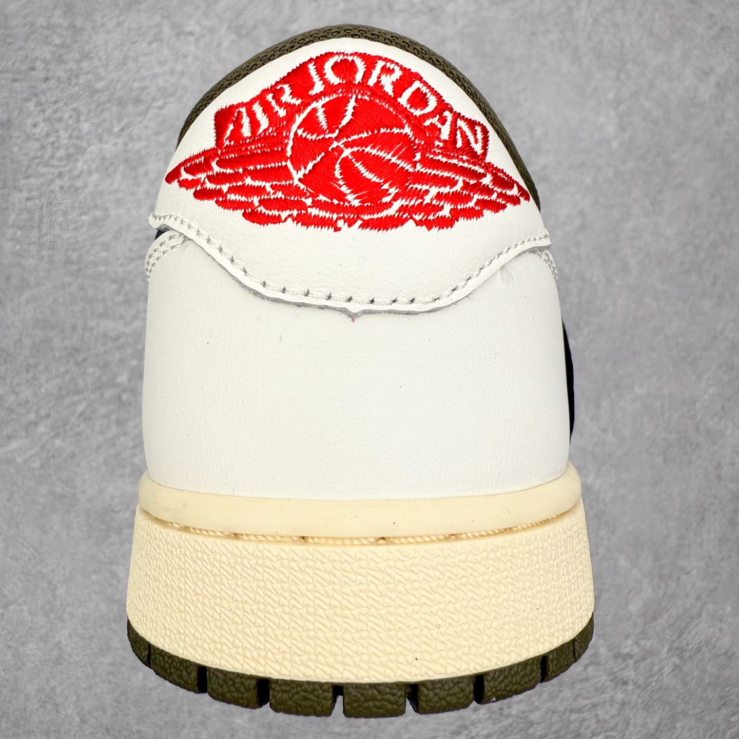 图片[8]-＃KZ神版莞产 Travis Scott x Air Jordan AJ1 Low OG SP TS联名白黑绿倒钩低帮 DZ4137-106 全系列配色 外贸特供批次 新配色不断更新开发 市场中端王者 全套原纸板楦头开发 确保原汁原味 完美呈现一代版型 一比一鞋头弧度高度鞋身弧度 此版本只针对中端市场 细节品控鞋型随意秒杀市面同价位 鞋型完美 不臃肿别扭 头层皮料加持 用料绝不含糊 进口玻璃冲刀皮料裁剪零毛边 电脑针车工艺 超高鞋面清洁度 最高QC检验标准 控制溢胶瑕疵 原盒原配 飞翼3D高频深度立体 工艺方面大到整体鞋型 漏斗收腰 底线拉帮 LOGO立体程度 小到针眼排布 载片对称 冲孔效果 鞋标规范 鞋垫背胶等等 无一不是口碑收割 每双都是一个回头客 尺码：36 36.5 37.5 38 38.5 39 40 40.5 41 42 42.5 43 44 44.5 45 46 47.5-选品中心