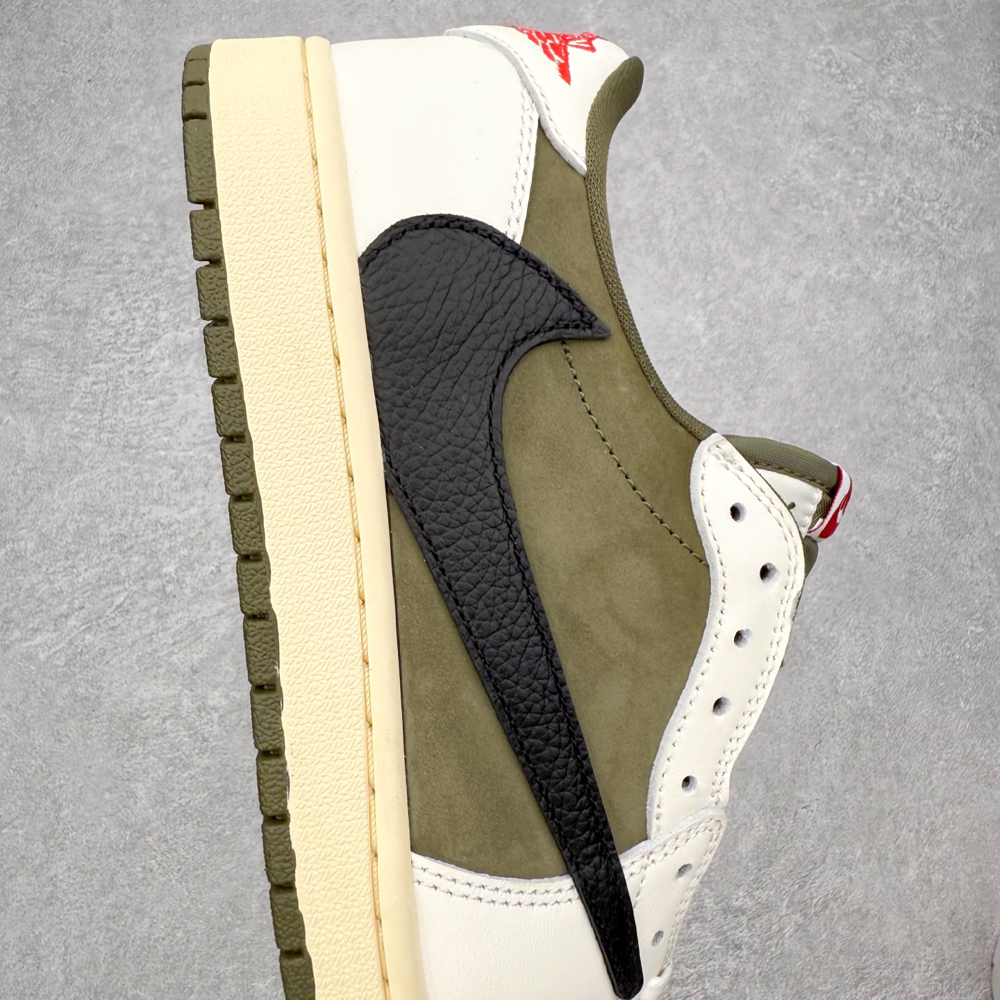 图片[6]-＃KZ神版莞产 Travis Scott x Air Jordan AJ1 Low OG SP TS联名白黑绿倒钩低帮 DZ4137-106 全系列配色 外贸特供批次 新配色不断更新开发 市场中端王者 全套原纸板楦头开发 确保原汁原味 完美呈现一代版型 一比一鞋头弧度高度鞋身弧度 此版本只针对中端市场 细节品控鞋型随意秒杀市面同价位 鞋型完美 不臃肿别扭 头层皮料加持 用料绝不含糊 进口玻璃冲刀皮料裁剪零毛边 电脑针车工艺 超高鞋面清洁度 最高QC检验标准 控制溢胶瑕疵 原盒原配 飞翼3D高频深度立体 工艺方面大到整体鞋型 漏斗收腰 底线拉帮 LOGO立体程度 小到针眼排布 载片对称 冲孔效果 鞋标规范 鞋垫背胶等等 无一不是口碑收割 每双都是一个回头客 尺码：36 36.5 37.5 38 38.5 39 40 40.5 41 42 42.5 43 44 44.5 45 46 47.5-选品中心