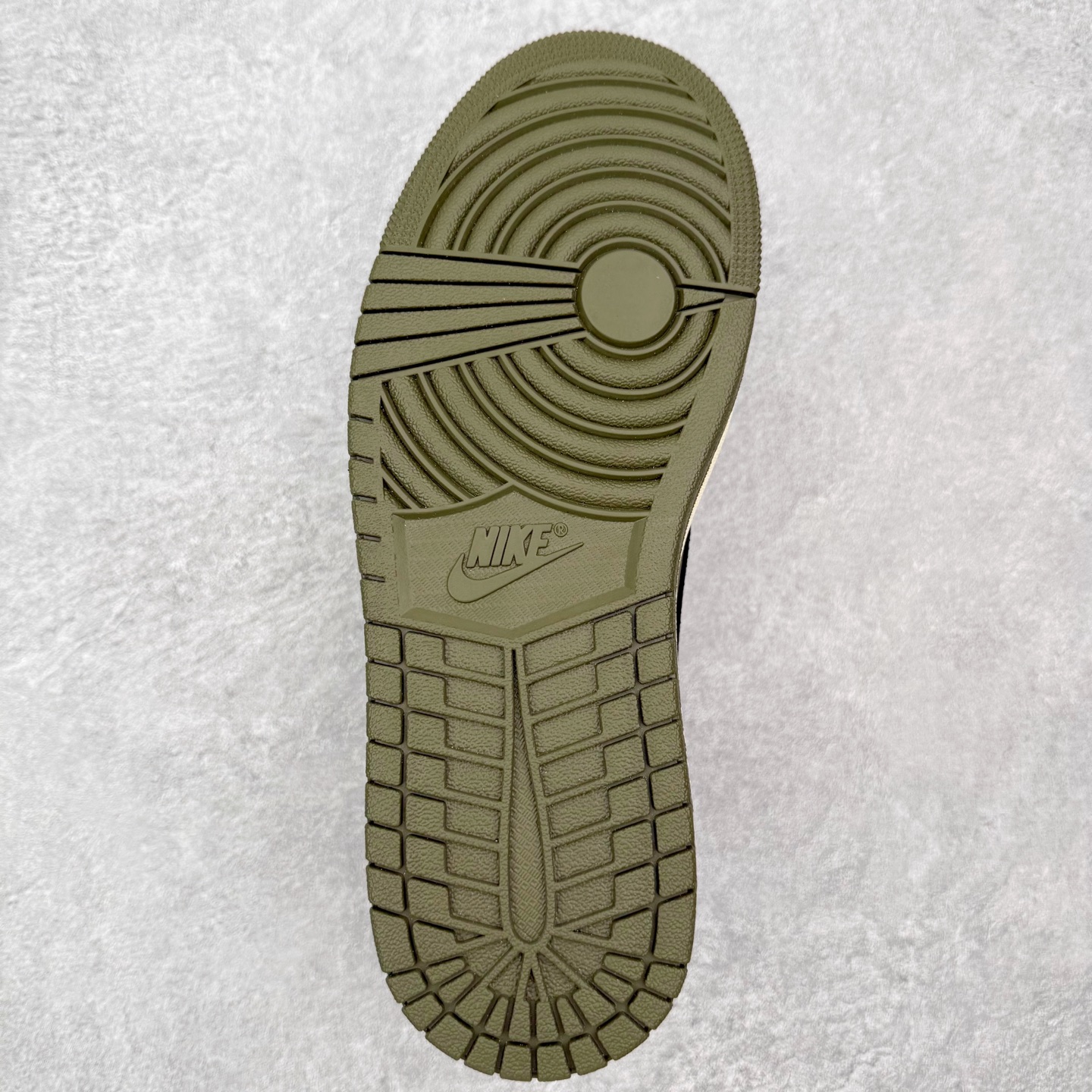 图片[9]-＃KZ神版莞产 Travis Scott x Air Jordan AJ1 Low OG SP TS联名白黑绿倒钩低帮 DZ4137-106 全系列配色 外贸特供批次 新配色不断更新开发 市场中端王者 全套原纸板楦头开发 确保原汁原味 完美呈现一代版型 一比一鞋头弧度高度鞋身弧度 此版本只针对中端市场 细节品控鞋型随意秒杀市面同价位 鞋型完美 不臃肿别扭 头层皮料加持 用料绝不含糊 进口玻璃冲刀皮料裁剪零毛边 电脑针车工艺 超高鞋面清洁度 最高QC检验标准 控制溢胶瑕疵 原盒原配 飞翼3D高频深度立体 工艺方面大到整体鞋型 漏斗收腰 底线拉帮 LOGO立体程度 小到针眼排布 载片对称 冲孔效果 鞋标规范 鞋垫背胶等等 无一不是口碑收割 每双都是一个回头客 尺码：36 36.5 37.5 38 38.5 39 40 40.5 41 42 42.5 43 44 44.5 45 46 47.5-选品中心