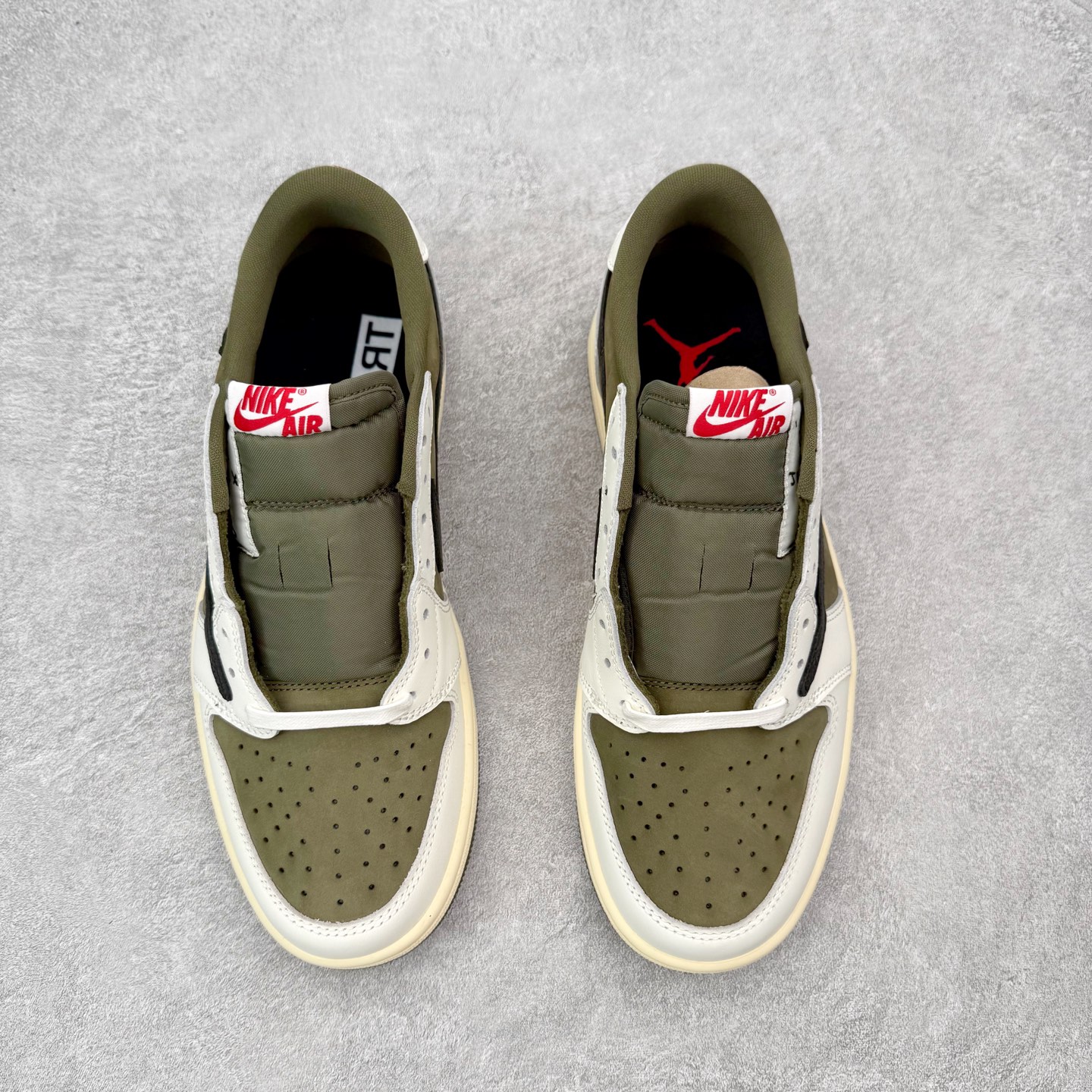 图片[2]-＃KZ神版莞产 Travis Scott x Air Jordan AJ1 Low OG SP TS联名白黑绿倒钩低帮 DZ4137-106 全系列配色 外贸特供批次 新配色不断更新开发 市场中端王者 全套原纸板楦头开发 确保原汁原味 完美呈现一代版型 一比一鞋头弧度高度鞋身弧度 此版本只针对中端市场 细节品控鞋型随意秒杀市面同价位 鞋型完美 不臃肿别扭 头层皮料加持 用料绝不含糊 进口玻璃冲刀皮料裁剪零毛边 电脑针车工艺 超高鞋面清洁度 最高QC检验标准 控制溢胶瑕疵 原盒原配 飞翼3D高频深度立体 工艺方面大到整体鞋型 漏斗收腰 底线拉帮 LOGO立体程度 小到针眼排布 载片对称 冲孔效果 鞋标规范 鞋垫背胶等等 无一不是口碑收割 每双都是一个回头客 尺码：36 36.5 37.5 38 38.5 39 40 40.5 41 42 42.5 43 44 44.5 45 46 47.5-选品中心
