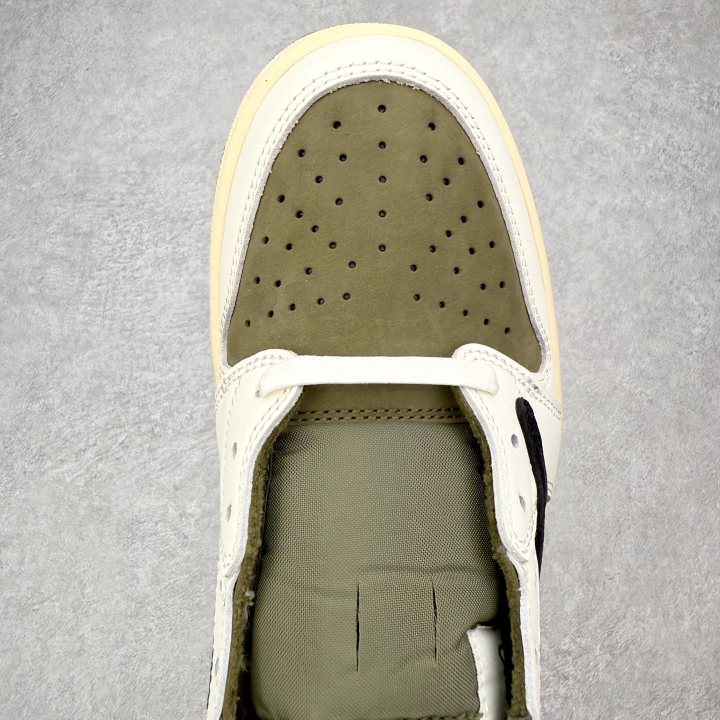 图片[4]-＃KZ神版莞产 Travis Scott x Air Jordan AJ1 Low OG SP TS联名白黑绿倒钩低帮 DZ4137-106 全系列配色 外贸特供批次 新配色不断更新开发 市场中端王者 全套原纸板楦头开发 确保原汁原味 完美呈现一代版型 一比一鞋头弧度高度鞋身弧度 此版本只针对中端市场 细节品控鞋型随意秒杀市面同价位 鞋型完美 不臃肿别扭 头层皮料加持 用料绝不含糊 进口玻璃冲刀皮料裁剪零毛边 电脑针车工艺 超高鞋面清洁度 最高QC检验标准 控制溢胶瑕疵 原盒原配 飞翼3D高频深度立体 工艺方面大到整体鞋型 漏斗收腰 底线拉帮 LOGO立体程度 小到针眼排布 载片对称 冲孔效果 鞋标规范 鞋垫背胶等等 无一不是口碑收割 每双都是一个回头客 尺码：36 36.5 37.5 38 38.5 39 40 40.5 41 42 42.5 43 44 44.5 45 46 47.5-选品中心