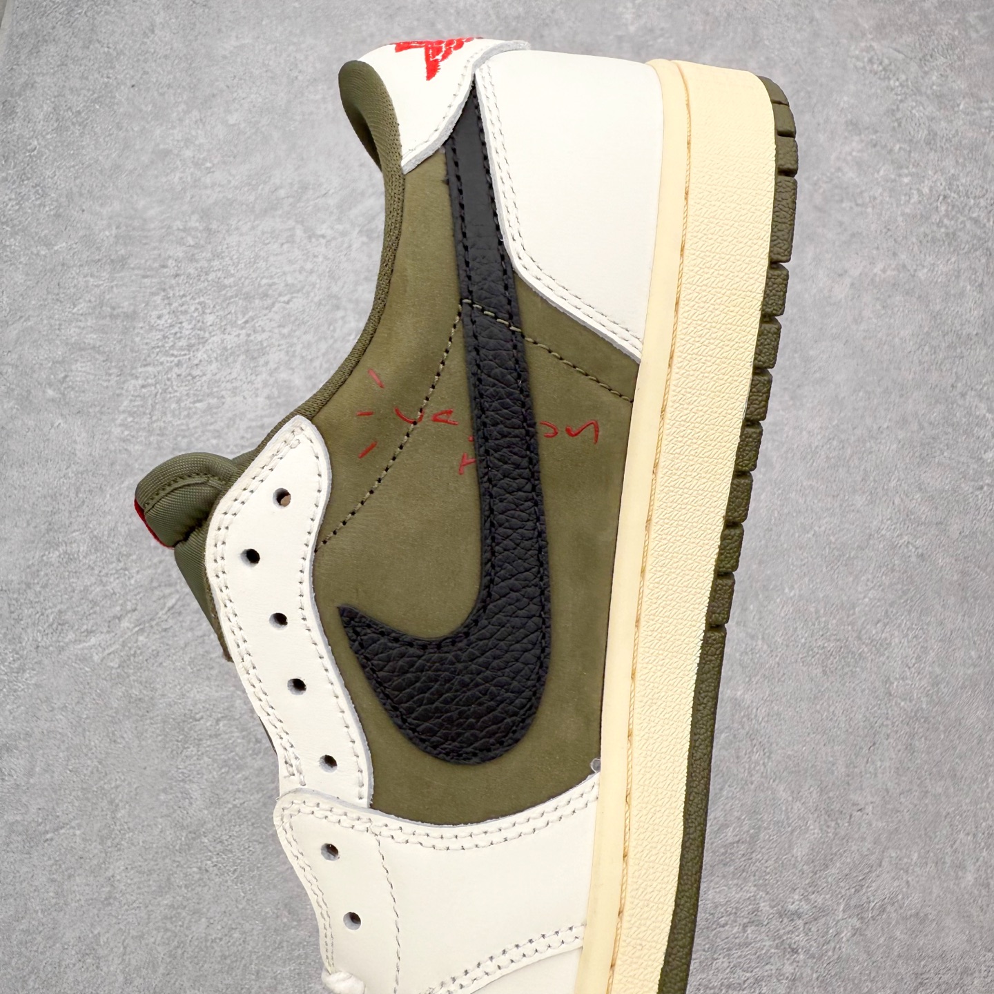 图片[7]-＃KZ神版莞产 Travis Scott x Air Jordan AJ1 Low OG SP TS联名白黑绿倒钩低帮 DZ4137-106 全系列配色 外贸特供批次 新配色不断更新开发 市场中端王者 全套原纸板楦头开发 确保原汁原味 完美呈现一代版型 一比一鞋头弧度高度鞋身弧度 此版本只针对中端市场 细节品控鞋型随意秒杀市面同价位 鞋型完美 不臃肿别扭 头层皮料加持 用料绝不含糊 进口玻璃冲刀皮料裁剪零毛边 电脑针车工艺 超高鞋面清洁度 最高QC检验标准 控制溢胶瑕疵 原盒原配 飞翼3D高频深度立体 工艺方面大到整体鞋型 漏斗收腰 底线拉帮 LOGO立体程度 小到针眼排布 载片对称 冲孔效果 鞋标规范 鞋垫背胶等等 无一不是口碑收割 每双都是一个回头客 尺码：36 36.5 37.5 38 38.5 39 40 40.5 41 42 42.5 43 44 44.5 45 46 47.5-选品中心