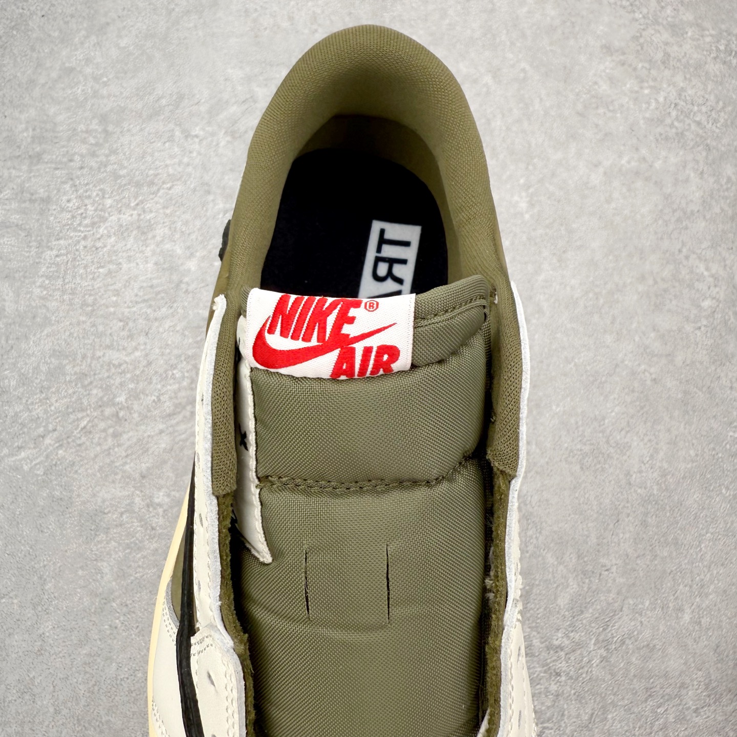 图片[5]-＃KZ神版莞产 Travis Scott x Air Jordan AJ1 Low OG SP TS联名白黑绿倒钩低帮 DZ4137-106 全系列配色 外贸特供批次 新配色不断更新开发 市场中端王者 全套原纸板楦头开发 确保原汁原味 完美呈现一代版型 一比一鞋头弧度高度鞋身弧度 此版本只针对中端市场 细节品控鞋型随意秒杀市面同价位 鞋型完美 不臃肿别扭 头层皮料加持 用料绝不含糊 进口玻璃冲刀皮料裁剪零毛边 电脑针车工艺 超高鞋面清洁度 最高QC检验标准 控制溢胶瑕疵 原盒原配 飞翼3D高频深度立体 工艺方面大到整体鞋型 漏斗收腰 底线拉帮 LOGO立体程度 小到针眼排布 载片对称 冲孔效果 鞋标规范 鞋垫背胶等等 无一不是口碑收割 每双都是一个回头客 尺码：36 36.5 37.5 38 38.5 39 40 40.5 41 42 42.5 43 44 44.5 45 46 47.5-选品中心