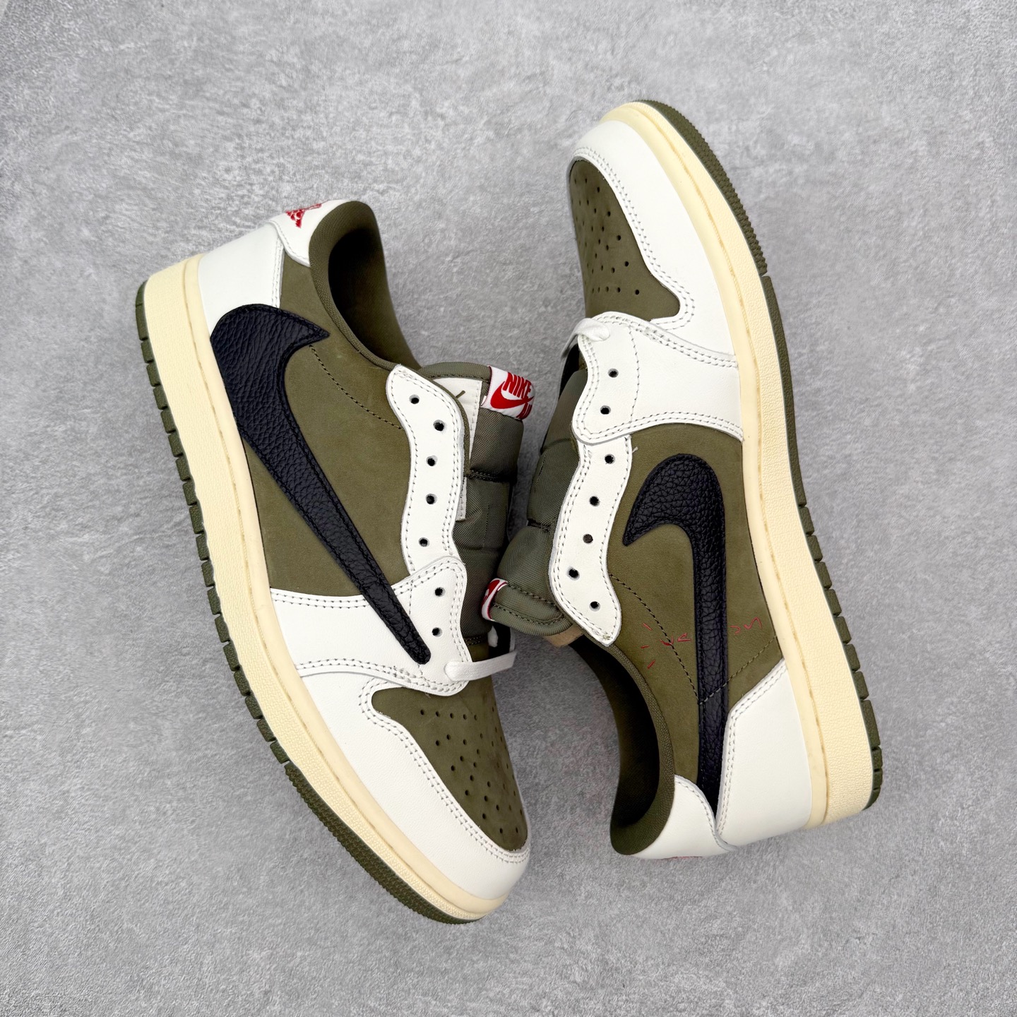 图片[3]-＃KZ神版莞产 Travis Scott x Air Jordan AJ1 Low OG SP TS联名白黑绿倒钩低帮 DZ4137-106 全系列配色 外贸特供批次 新配色不断更新开发 市场中端王者 全套原纸板楦头开发 确保原汁原味 完美呈现一代版型 一比一鞋头弧度高度鞋身弧度 此版本只针对中端市场 细节品控鞋型随意秒杀市面同价位 鞋型完美 不臃肿别扭 头层皮料加持 用料绝不含糊 进口玻璃冲刀皮料裁剪零毛边 电脑针车工艺 超高鞋面清洁度 最高QC检验标准 控制溢胶瑕疵 原盒原配 飞翼3D高频深度立体 工艺方面大到整体鞋型 漏斗收腰 底线拉帮 LOGO立体程度 小到针眼排布 载片对称 冲孔效果 鞋标规范 鞋垫背胶等等 无一不是口碑收割 每双都是一个回头客 尺码：36 36.5 37.5 38 38.5 39 40 40.5 41 42 42.5 43 44 44.5 45 46 47.5-选品中心