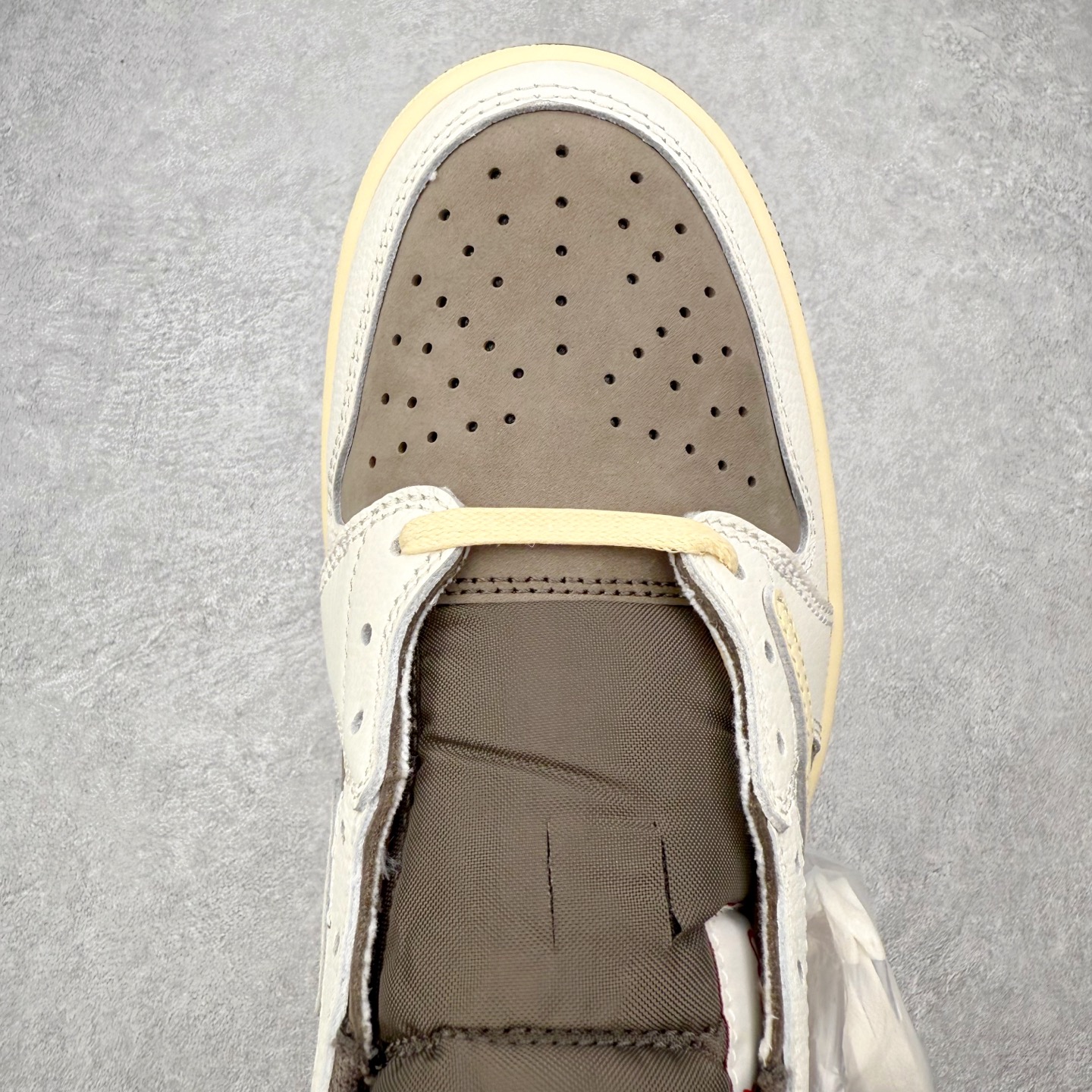 图片[4]-＃KZ神版莞产 Travis Scott x Air Jordan AJ1 Low OG SP TS联名白棕倒钩低帮 DM7866-162 全系列配色 外贸特供批次 新配色不断更新开发 市场中端王者 全套原纸板楦头开发 确保原汁原味 完美呈现一代版型 一比一鞋头弧度高度鞋身弧度 此版本只针对中端市场 细节品控鞋型随意秒杀市面同价位 鞋型完美 不臃肿别扭 头层皮料加持 用料绝不含糊 进口玻璃冲刀皮料裁剪零毛边 电脑针车工艺 超高鞋面清洁度 最高QC检验标准 控制溢胶瑕疵 原盒原配 飞翼3D高频深度立体 工艺方面大到整体鞋型 漏斗收腰 底线拉帮 LOGO立体程度 小到针眼排布 载片对称 冲孔效果 鞋标规范 鞋垫背胶等等 无一不是口碑收割 每双都是一个回头客 尺码：36 36.5 37.5 38 38.5 39 40 40.5 41 42 42.5 43 44 44.5 45 46 47.5-选品中心