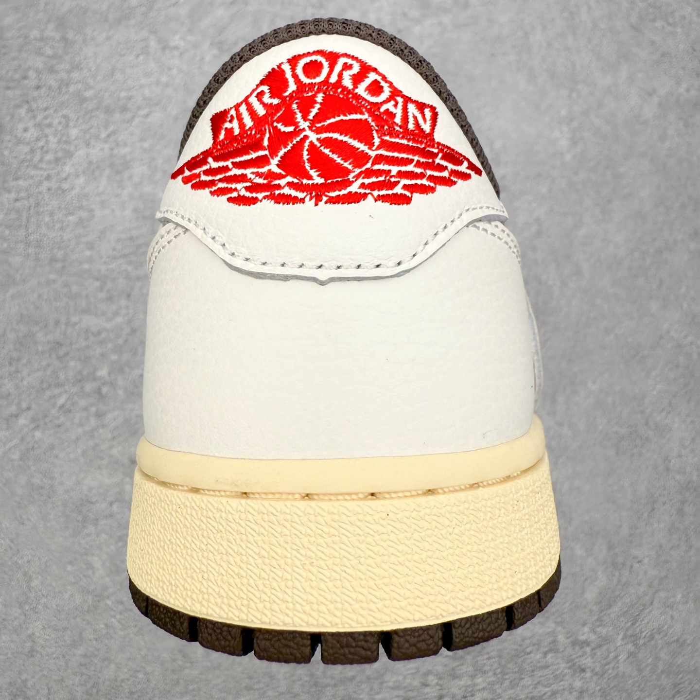 图片[8]-＃KZ神版莞产 Travis Scott x Air Jordan AJ1 Low OG SP TS联名白棕倒钩低帮 DM7866-162 全系列配色 外贸特供批次 新配色不断更新开发 市场中端王者 全套原纸板楦头开发 确保原汁原味 完美呈现一代版型 一比一鞋头弧度高度鞋身弧度 此版本只针对中端市场 细节品控鞋型随意秒杀市面同价位 鞋型完美 不臃肿别扭 头层皮料加持 用料绝不含糊 进口玻璃冲刀皮料裁剪零毛边 电脑针车工艺 超高鞋面清洁度 最高QC检验标准 控制溢胶瑕疵 原盒原配 飞翼3D高频深度立体 工艺方面大到整体鞋型 漏斗收腰 底线拉帮 LOGO立体程度 小到针眼排布 载片对称 冲孔效果 鞋标规范 鞋垫背胶等等 无一不是口碑收割 每双都是一个回头客 尺码：36 36.5 37.5 38 38.5 39 40 40.5 41 42 42.5 43 44 44.5 45 46 47.5-选品中心