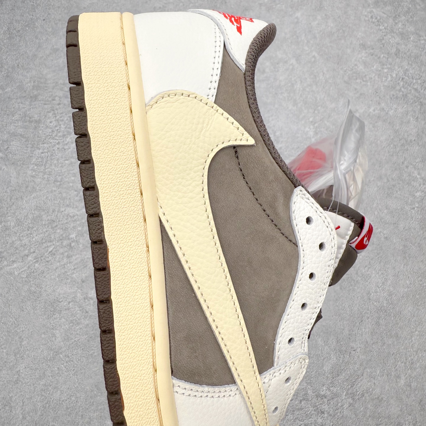 图片[6]-＃KZ神版莞产 Travis Scott x Air Jordan AJ1 Low OG SP TS联名白棕倒钩低帮 DM7866-162 全系列配色 外贸特供批次 新配色不断更新开发 市场中端王者 全套原纸板楦头开发 确保原汁原味 完美呈现一代版型 一比一鞋头弧度高度鞋身弧度 此版本只针对中端市场 细节品控鞋型随意秒杀市面同价位 鞋型完美 不臃肿别扭 头层皮料加持 用料绝不含糊 进口玻璃冲刀皮料裁剪零毛边 电脑针车工艺 超高鞋面清洁度 最高QC检验标准 控制溢胶瑕疵 原盒原配 飞翼3D高频深度立体 工艺方面大到整体鞋型 漏斗收腰 底线拉帮 LOGO立体程度 小到针眼排布 载片对称 冲孔效果 鞋标规范 鞋垫背胶等等 无一不是口碑收割 每双都是一个回头客 尺码：36 36.5 37.5 38 38.5 39 40 40.5 41 42 42.5 43 44 44.5 45 46 47.5-选品中心