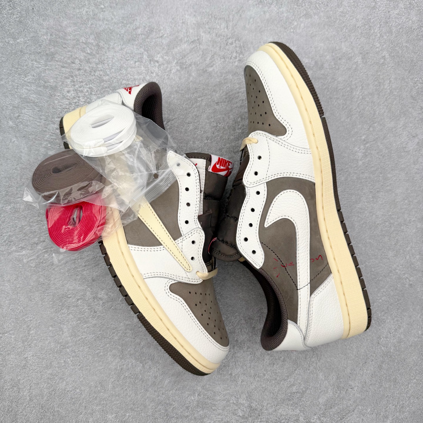 图片[3]-＃KZ神版莞产 Travis Scott x Air Jordan AJ1 Low OG SP TS联名白棕倒钩低帮 DM7866-162 全系列配色 外贸特供批次 新配色不断更新开发 市场中端王者 全套原纸板楦头开发 确保原汁原味 完美呈现一代版型 一比一鞋头弧度高度鞋身弧度 此版本只针对中端市场 细节品控鞋型随意秒杀市面同价位 鞋型完美 不臃肿别扭 头层皮料加持 用料绝不含糊 进口玻璃冲刀皮料裁剪零毛边 电脑针车工艺 超高鞋面清洁度 最高QC检验标准 控制溢胶瑕疵 原盒原配 飞翼3D高频深度立体 工艺方面大到整体鞋型 漏斗收腰 底线拉帮 LOGO立体程度 小到针眼排布 载片对称 冲孔效果 鞋标规范 鞋垫背胶等等 无一不是口碑收割 每双都是一个回头客 尺码：36 36.5 37.5 38 38.5 39 40 40.5 41 42 42.5 43 44 44.5 45 46 47.5-选品中心