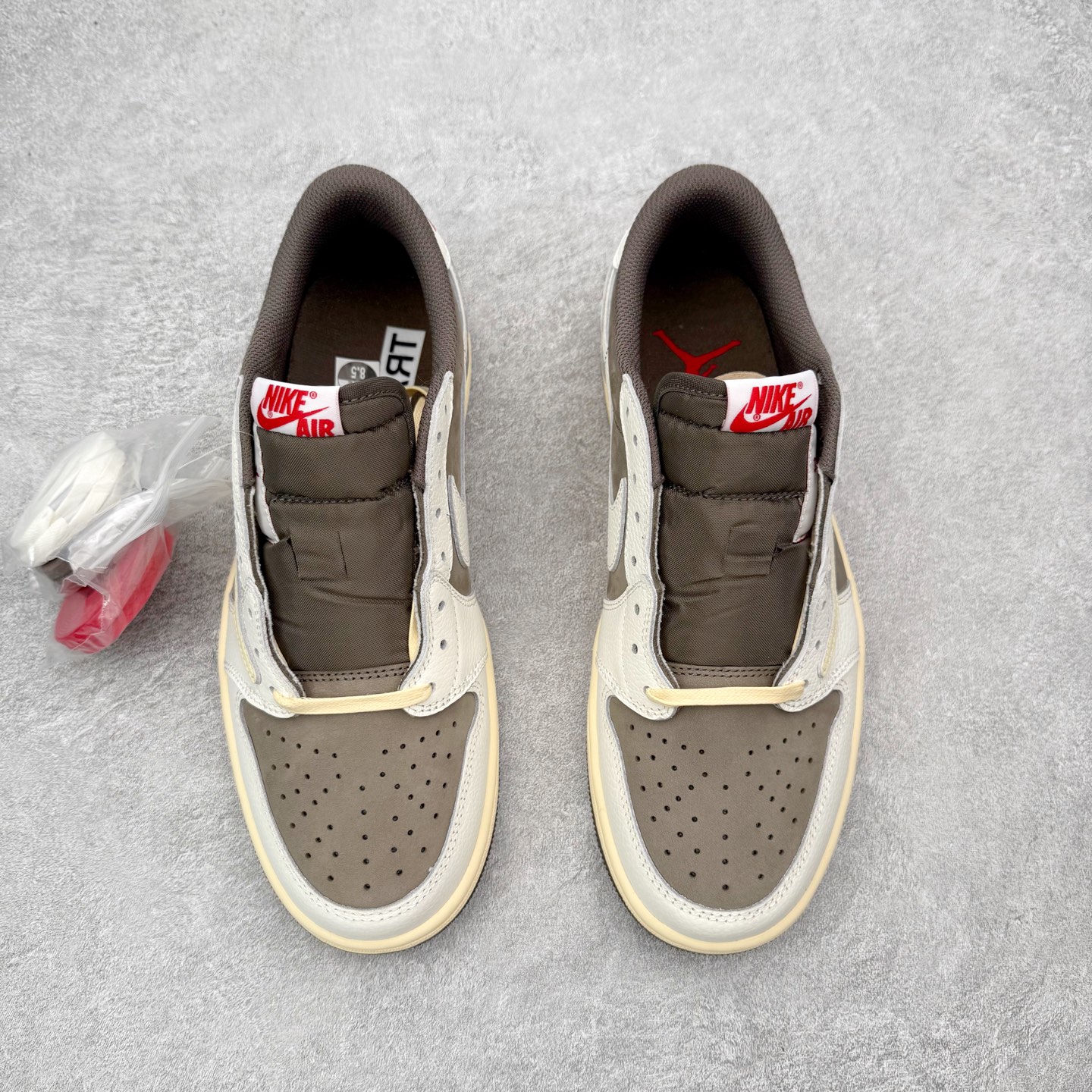 图片[2]-＃KZ神版莞产 Travis Scott x Air Jordan AJ1 Low OG SP TS联名白棕倒钩低帮 DM7866-162 全系列配色 外贸特供批次 新配色不断更新开发 市场中端王者 全套原纸板楦头开发 确保原汁原味 完美呈现一代版型 一比一鞋头弧度高度鞋身弧度 此版本只针对中端市场 细节品控鞋型随意秒杀市面同价位 鞋型完美 不臃肿别扭 头层皮料加持 用料绝不含糊 进口玻璃冲刀皮料裁剪零毛边 电脑针车工艺 超高鞋面清洁度 最高QC检验标准 控制溢胶瑕疵 原盒原配 飞翼3D高频深度立体 工艺方面大到整体鞋型 漏斗收腰 底线拉帮 LOGO立体程度 小到针眼排布 载片对称 冲孔效果 鞋标规范 鞋垫背胶等等 无一不是口碑收割 每双都是一个回头客 尺码：36 36.5 37.5 38 38.5 39 40 40.5 41 42 42.5 43 44 44.5 45 46 47.5-选品中心