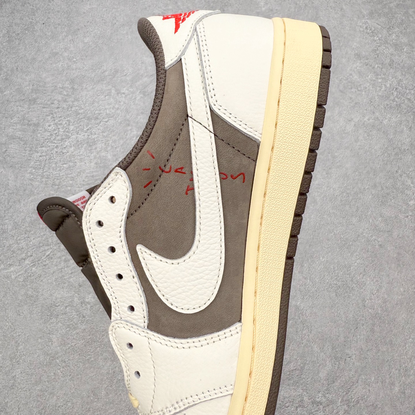 图片[7]-＃KZ神版莞产 Travis Scott x Air Jordan AJ1 Low OG SP TS联名白棕倒钩低帮 DM7866-162 全系列配色 外贸特供批次 新配色不断更新开发 市场中端王者 全套原纸板楦头开发 确保原汁原味 完美呈现一代版型 一比一鞋头弧度高度鞋身弧度 此版本只针对中端市场 细节品控鞋型随意秒杀市面同价位 鞋型完美 不臃肿别扭 头层皮料加持 用料绝不含糊 进口玻璃冲刀皮料裁剪零毛边 电脑针车工艺 超高鞋面清洁度 最高QC检验标准 控制溢胶瑕疵 原盒原配 飞翼3D高频深度立体 工艺方面大到整体鞋型 漏斗收腰 底线拉帮 LOGO立体程度 小到针眼排布 载片对称 冲孔效果 鞋标规范 鞋垫背胶等等 无一不是口碑收割 每双都是一个回头客 尺码：36 36.5 37.5 38 38.5 39 40 40.5 41 42 42.5 43 44 44.5 45 46 47.5-选品中心