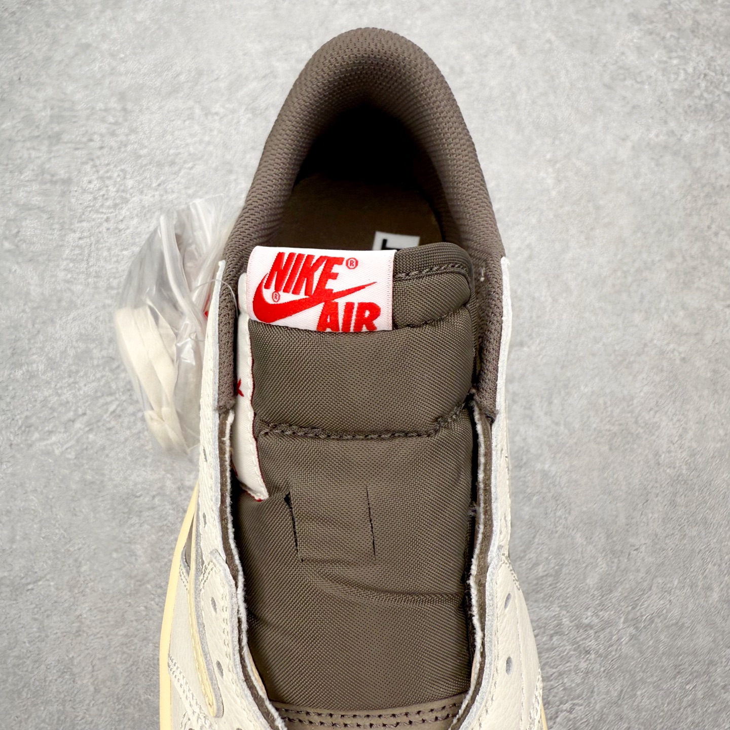 图片[5]-＃KZ神版莞产 Travis Scott x Air Jordan AJ1 Low OG SP TS联名白棕倒钩低帮 DM7866-162 全系列配色 外贸特供批次 新配色不断更新开发 市场中端王者 全套原纸板楦头开发 确保原汁原味 完美呈现一代版型 一比一鞋头弧度高度鞋身弧度 此版本只针对中端市场 细节品控鞋型随意秒杀市面同价位 鞋型完美 不臃肿别扭 头层皮料加持 用料绝不含糊 进口玻璃冲刀皮料裁剪零毛边 电脑针车工艺 超高鞋面清洁度 最高QC检验标准 控制溢胶瑕疵 原盒原配 飞翼3D高频深度立体 工艺方面大到整体鞋型 漏斗收腰 底线拉帮 LOGO立体程度 小到针眼排布 载片对称 冲孔效果 鞋标规范 鞋垫背胶等等 无一不是口碑收割 每双都是一个回头客 尺码：36 36.5 37.5 38 38.5 39 40 40.5 41 42 42.5 43 44 44.5 45 46 47.5-选品中心