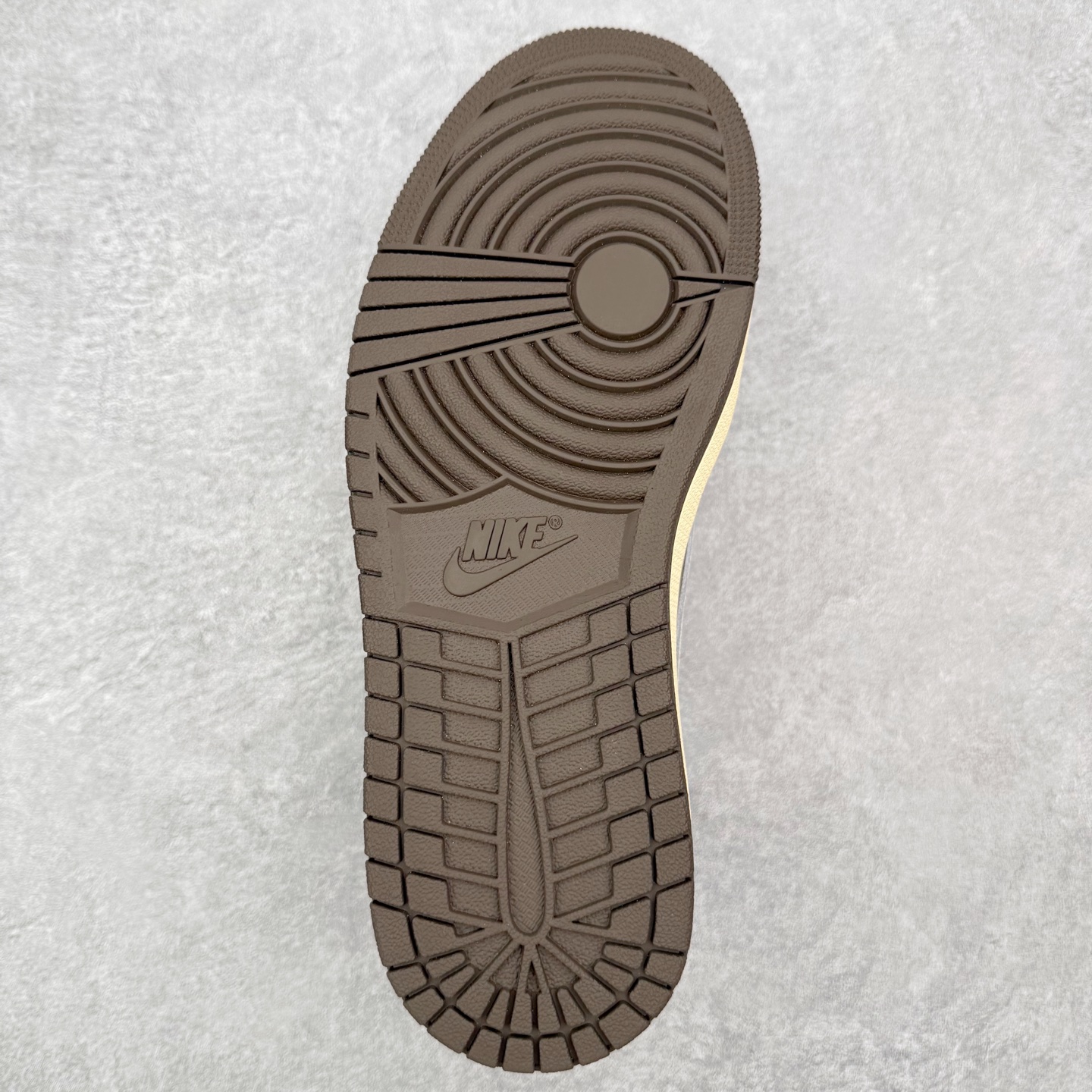 图片[9]-＃KZ神版莞产 Travis Scott x Air Jordan AJ1 Low OG SP TS联名白棕倒钩低帮 DM7866-162 全系列配色 外贸特供批次 新配色不断更新开发 市场中端王者 全套原纸板楦头开发 确保原汁原味 完美呈现一代版型 一比一鞋头弧度高度鞋身弧度 此版本只针对中端市场 细节品控鞋型随意秒杀市面同价位 鞋型完美 不臃肿别扭 头层皮料加持 用料绝不含糊 进口玻璃冲刀皮料裁剪零毛边 电脑针车工艺 超高鞋面清洁度 最高QC检验标准 控制溢胶瑕疵 原盒原配 飞翼3D高频深度立体 工艺方面大到整体鞋型 漏斗收腰 底线拉帮 LOGO立体程度 小到针眼排布 载片对称 冲孔效果 鞋标规范 鞋垫背胶等等 无一不是口碑收割 每双都是一个回头客 尺码：36 36.5 37.5 38 38.5 39 40 40.5 41 42 42.5 43 44 44.5 45 46 47.5-选品中心