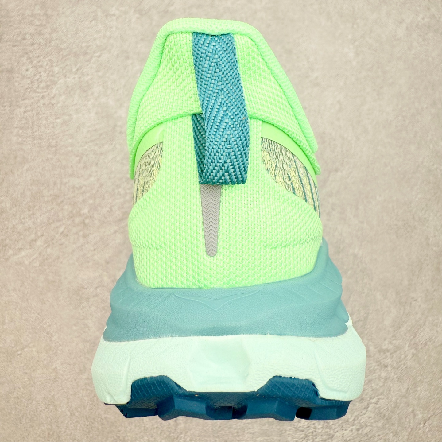 图片[8]-HOKA ONE ONE Mafate Speed 4 飞速玛法特4代系列低帮轻量户外越野休闲运动慢跑鞋 HOKA ONE ONE是来自美国的跑步鞋知名品牌，创立于2009年，始终致力于为所有跑者提供更新、更好的跑步装备。相比常规跑鞋，HOKA ONE ONE特别研发使用性能独特的几何形跑鞋中底，此种鞋底更厚、更高、回弹性也更好，除了卓越的缓冲性能，它还能为各种阶段的跑者带来更具动感、更加稳定的跑步体验。HOKAONE ONE从设计之初就清楚意识到，要保证跑者步幅的均匀一致，双脚自然而然的运动至关重要。尺码：36 36.5 37.5 38 39 40 40.5 41 42 42.5 43 44 45 46-选品中心