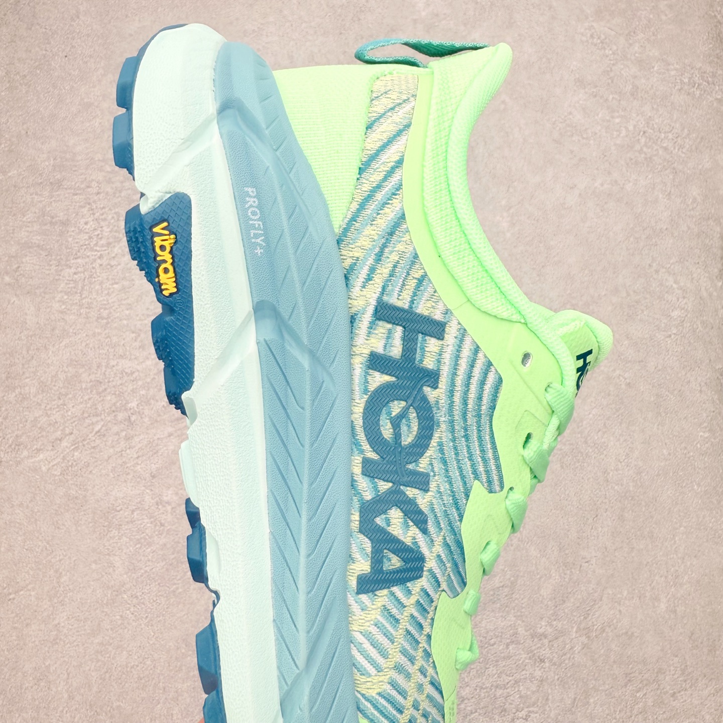 图片[6]-HOKA ONE ONE Mafate Speed 4 飞速玛法特4代系列低帮轻量户外越野休闲运动慢跑鞋 HOKA ONE ONE是来自美国的跑步鞋知名品牌，创立于2009年，始终致力于为所有跑者提供更新、更好的跑步装备。相比常规跑鞋，HOKA ONE ONE特别研发使用性能独特的几何形跑鞋中底，此种鞋底更厚、更高、回弹性也更好，除了卓越的缓冲性能，它还能为各种阶段的跑者带来更具动感、更加稳定的跑步体验。HOKAONE ONE从设计之初就清楚意识到，要保证跑者步幅的均匀一致，双脚自然而然的运动至关重要。尺码：36 36.5 37.5 38 39 40 40.5 41 42 42.5 43 44 45 46-选品中心