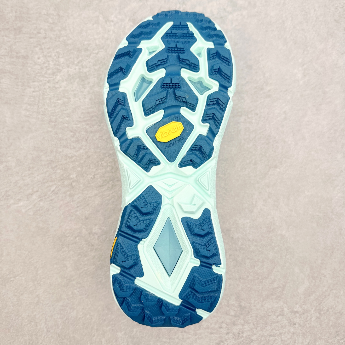 图片[9]-HOKA ONE ONE Mafate Speed 4 飞速玛法特4代系列低帮轻量户外越野休闲运动慢跑鞋 HOKA ONE ONE是来自美国的跑步鞋知名品牌，创立于2009年，始终致力于为所有跑者提供更新、更好的跑步装备。相比常规跑鞋，HOKA ONE ONE特别研发使用性能独特的几何形跑鞋中底，此种鞋底更厚、更高、回弹性也更好，除了卓越的缓冲性能，它还能为各种阶段的跑者带来更具动感、更加稳定的跑步体验。HOKAONE ONE从设计之初就清楚意识到，要保证跑者步幅的均匀一致，双脚自然而然的运动至关重要。尺码：36 36.5 37.5 38 39 40 40.5 41 42 42.5 43 44 45 46-选品中心