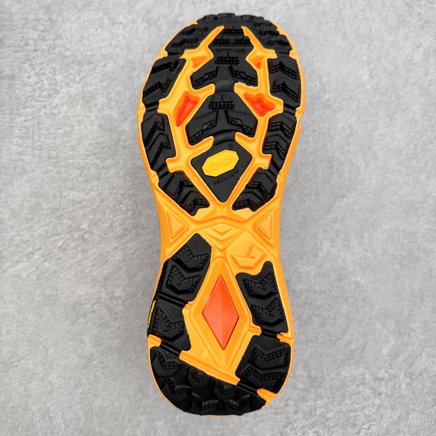 图片[9]-HOKA ONE ONE Mafate Speed 4 飞速玛法特4代系列低帮轻量户外越野休闲运动慢跑鞋 HOKA ONE ONE是来自美国的跑步鞋知名品牌，创立于2009年，始终致力于为所有跑者提供更新、更好的跑步装备。相比常规跑鞋，HOKA ONE ONE特别研发使用性能独特的几何形跑鞋中底，此种鞋底更厚、更高、回弹性也更好，除了卓越的缓冲性能，它还能为各种阶段的跑者带来更具动感、更加稳定的跑步体验。HOKAONE ONE从设计之初就清楚意识到，要保证跑者步幅的均匀一致，双脚自然而然的运动至关重要。尺码：36 36.5 37.5 38 39 40 40.5 41 42 42.5 43 44 45 46-选品中心