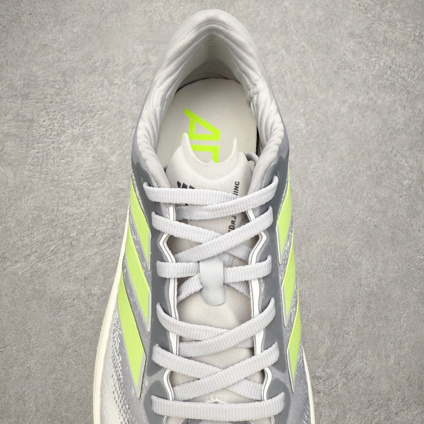 图片[5]-AD Adizero Adios Pro 4 马拉松竞速专业跑鞋 JR7275 CELERMESH针织网面非常轻薄 纤维间的缝隙很大 可以保证跑步时的透气、排汗效果 鞋舌直接与两侧的内衬和鞋底连接在一起 在跑步过程中不会被鞋舌的左右移动所困扰 在标准鞋带孔的基础上再拓宽一组鞋带孔 适合不同脚型的需求 突破性 EnergyRods 技术，有助于跑者实现更好的成绩 中底独特的LIGHTSTRIKE PRO泡棉材质 微弹感觉在跑步过程中给予了良好的支撑体验 对于顶级精英和高水平进阶跑者来说 ADIOS PRO是一双值得信赖的竞速比赛用鞋 尺码：36 36.5 37.5 38 38.5 39 40 40.5 41 42 42.5 43 44 44.5 45-选品中心