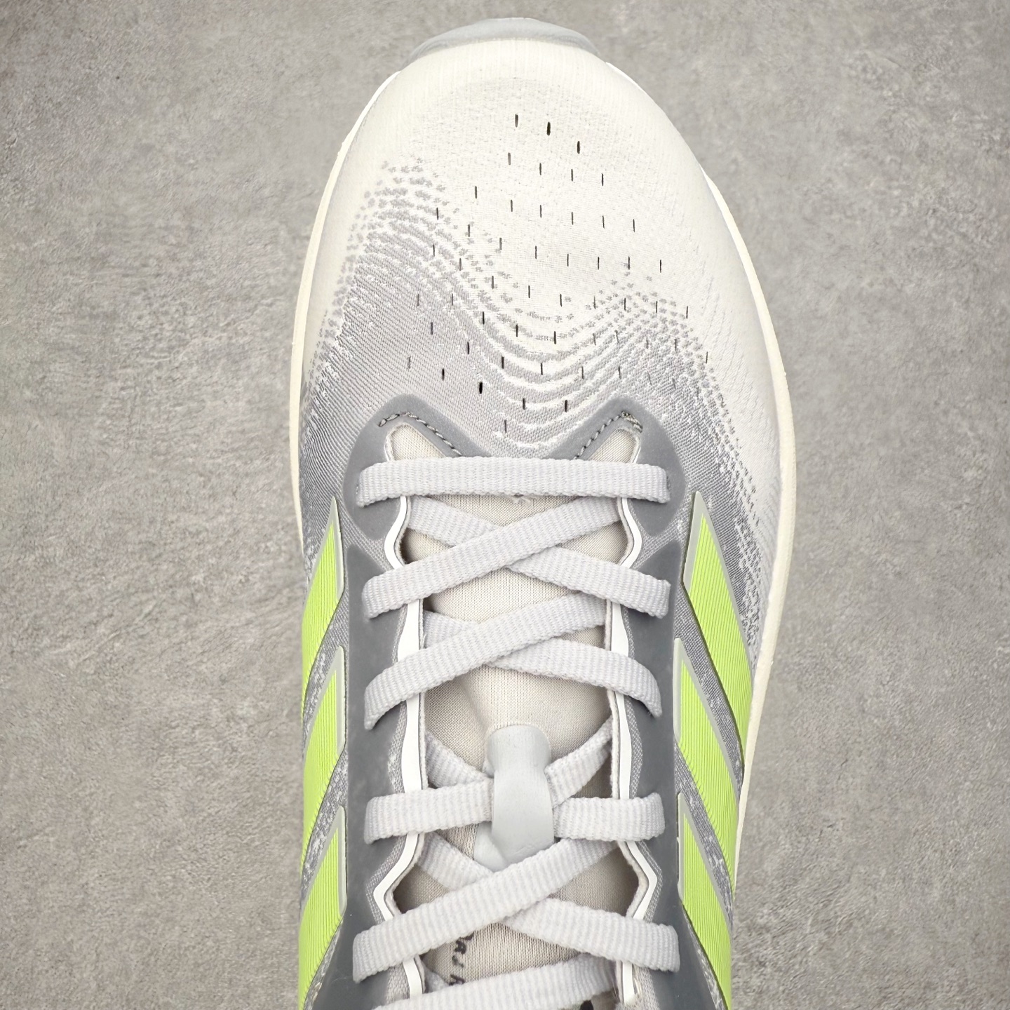 图片[4]-AD Adizero Adios Pro 4 马拉松竞速专业跑鞋 JR7275 CELERMESH针织网面非常轻薄 纤维间的缝隙很大 可以保证跑步时的透气、排汗效果 鞋舌直接与两侧的内衬和鞋底连接在一起 在跑步过程中不会被鞋舌的左右移动所困扰 在标准鞋带孔的基础上再拓宽一组鞋带孔 适合不同脚型的需求 突破性 EnergyRods 技术，有助于跑者实现更好的成绩 中底独特的LIGHTSTRIKE PRO泡棉材质 微弹感觉在跑步过程中给予了良好的支撑体验 对于顶级精英和高水平进阶跑者来说 ADIOS PRO是一双值得信赖的竞速比赛用鞋 尺码：36 36.5 37.5 38 38.5 39 40 40.5 41 42 42.5 43 44 44.5 45-选品中心