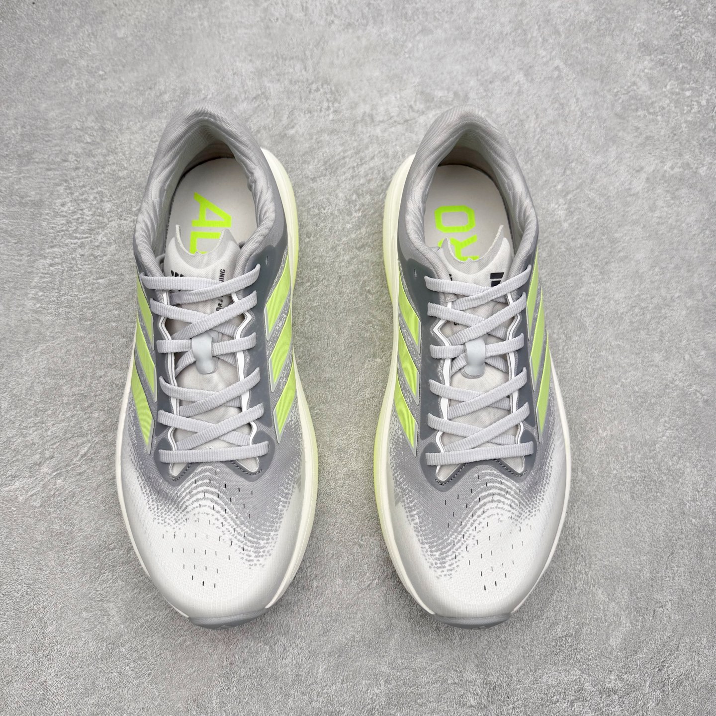 图片[2]-AD Adizero Adios Pro 4 马拉松竞速专业跑鞋 JR7275 CELERMESH针织网面非常轻薄 纤维间的缝隙很大 可以保证跑步时的透气、排汗效果 鞋舌直接与两侧的内衬和鞋底连接在一起 在跑步过程中不会被鞋舌的左右移动所困扰 在标准鞋带孔的基础上再拓宽一组鞋带孔 适合不同脚型的需求 突破性 EnergyRods 技术，有助于跑者实现更好的成绩 中底独特的LIGHTSTRIKE PRO泡棉材质 微弹感觉在跑步过程中给予了良好的支撑体验 对于顶级精英和高水平进阶跑者来说 ADIOS PRO是一双值得信赖的竞速比赛用鞋 尺码：36 36.5 37.5 38 38.5 39 40 40.5 41 42 42.5 43 44 44.5 45-选品中心