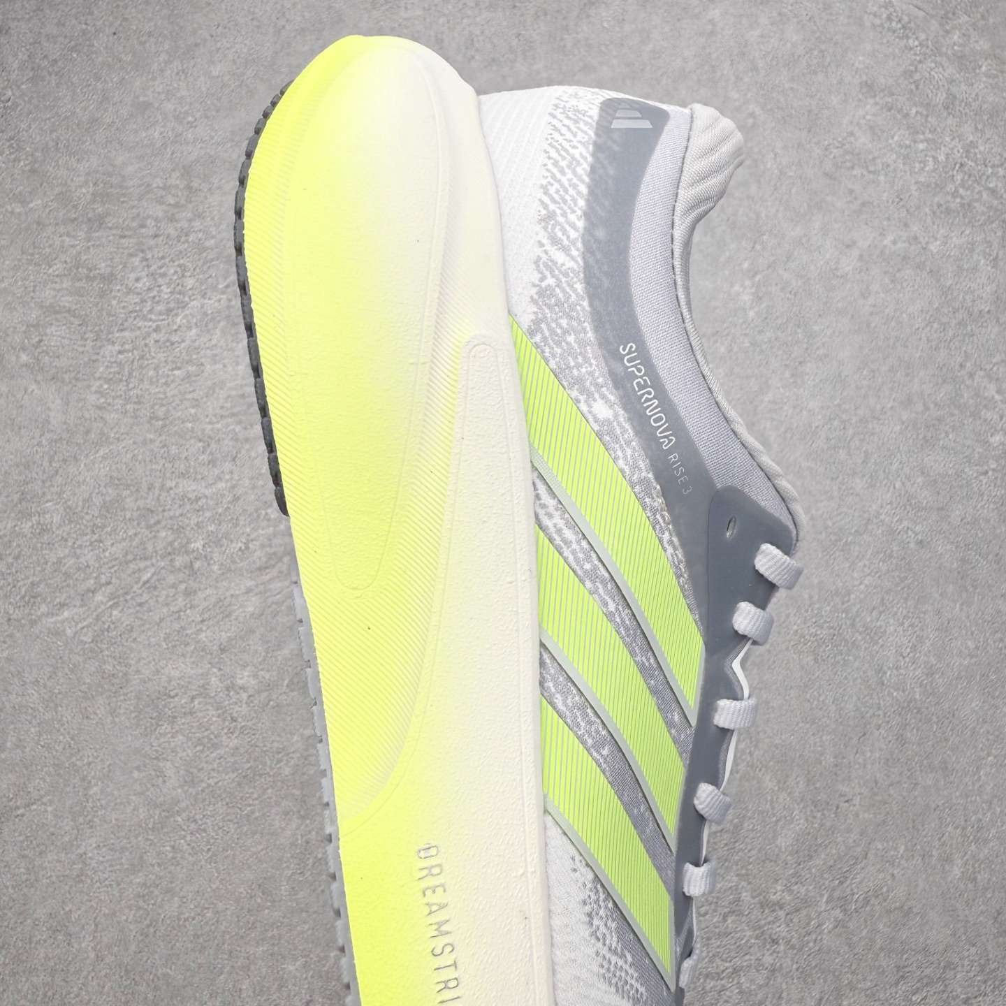 图片[6]-AD Adizero Adios Pro 4 马拉松竞速专业跑鞋 JR7275 CELERMESH针织网面非常轻薄 纤维间的缝隙很大 可以保证跑步时的透气、排汗效果 鞋舌直接与两侧的内衬和鞋底连接在一起 在跑步过程中不会被鞋舌的左右移动所困扰 在标准鞋带孔的基础上再拓宽一组鞋带孔 适合不同脚型的需求 突破性 EnergyRods 技术，有助于跑者实现更好的成绩 中底独特的LIGHTSTRIKE PRO泡棉材质 微弹感觉在跑步过程中给予了良好的支撑体验 对于顶级精英和高水平进阶跑者来说 ADIOS PRO是一双值得信赖的竞速比赛用鞋 尺码：36 36.5 37.5 38 38.5 39 40 40.5 41 42 42.5 43 44 44.5 45-选品中心