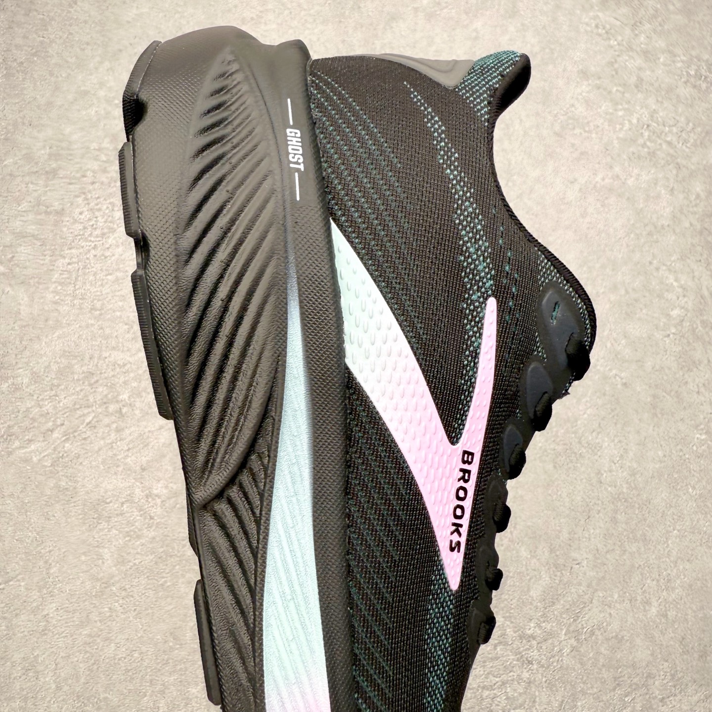 图片[6]-Brooks布鲁克斯 Ghost 17 马拉松舒适百搭防滑耐磨低帮跑步鞋 Brooks 四大跑鞋之一 百年品牌 跑鞋从外形上基本就能判断这是一款速度跑鞋 简洁干练的外形结构和极强的运动流线型看着非常有速度感 上脚的第一感觉是非常轻 美码9码的鞋单只206g不到 从个人偏好来说 200g左右的竞速鞋最具安全感 鞋面采用单层网布 很薄 前掌使用了大量开放式网眼 排气直接快速 透气性上乘 鞋舌也是轻量化设计 仅为一层麂皮 和脚背完美贴合 鞋舌中央有个防偏穿孔 从实际穿着来看 通常鞋舌都是外偏 如果是防偏穿孔位于中心 防偏效果其实并不十分有效 如果采用趋外侧的偏心设计更有效 鞋帮泡棉填充量不大 但非常紧凑 贴合舒适 包裹稳固 内置硬质TPU保证必要的稳定性 跑鞋中底采用的是DNA FLASH科技材料 DNA FLASH中底科技 是Brooks第一款将氮气注入中底的创新科技 主要原理是借助“超临界流体”发泡技术 将液态氮稳定的转化为气态氮 并使其均匀地形成无数紧密贴合的密闭式气囊结构 尺码：36 36.5 37.5 38 38.5 39 40 40.5 41 42 42.5 43 44 44.5 45 46-选品中心