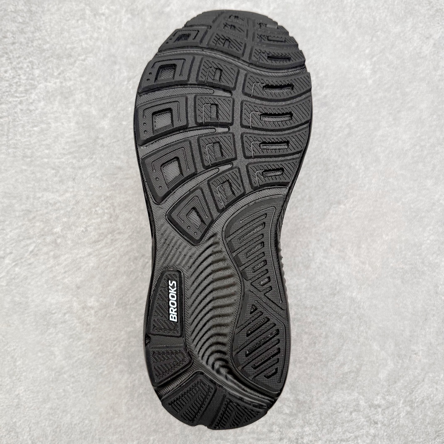 图片[9]-Brooks布鲁克斯 Ghost 17 马拉松舒适百搭防滑耐磨低帮跑步鞋 Brooks 四大跑鞋之一 百年品牌 跑鞋从外形上基本就能判断这是一款速度跑鞋 简洁干练的外形结构和极强的运动流线型看着非常有速度感 上脚的第一感觉是非常轻 美码9码的鞋单只206g不到 从个人偏好来说 200g左右的竞速鞋最具安全感 鞋面采用单层网布 很薄 前掌使用了大量开放式网眼 排气直接快速 透气性上乘 鞋舌也是轻量化设计 仅为一层麂皮 和脚背完美贴合 鞋舌中央有个防偏穿孔 从实际穿着来看 通常鞋舌都是外偏 如果是防偏穿孔位于中心 防偏效果其实并不十分有效 如果采用趋外侧的偏心设计更有效 鞋帮泡棉填充量不大 但非常紧凑 贴合舒适 包裹稳固 内置硬质TPU保证必要的稳定性 跑鞋中底采用的是DNA FLASH科技材料 DNA FLASH中底科技 是Brooks第一款将氮气注入中底的创新科技 主要原理是借助“超临界流体”发泡技术 将液态氮稳定的转化为气态氮 并使其均匀地形成无数紧密贴合的密闭式气囊结构 尺码：36 36.5 37.5 38 38.5 39 40 40.5 41 42 42.5 43 44 44.5 45 46-选品中心