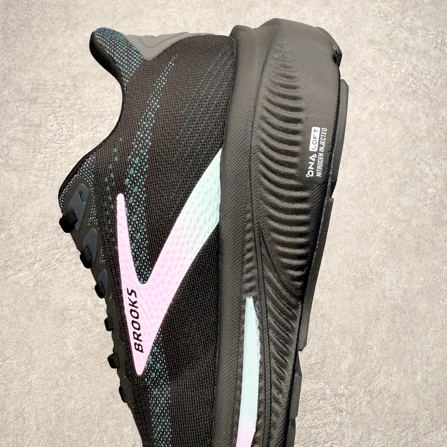 图片[7]-Brooks布鲁克斯 Ghost 17 马拉松舒适百搭防滑耐磨低帮跑步鞋 Brooks 四大跑鞋之一 百年品牌 跑鞋从外形上基本就能判断这是一款速度跑鞋 简洁干练的外形结构和极强的运动流线型看着非常有速度感 上脚的第一感觉是非常轻 美码9码的鞋单只206g不到 从个人偏好来说 200g左右的竞速鞋最具安全感 鞋面采用单层网布 很薄 前掌使用了大量开放式网眼 排气直接快速 透气性上乘 鞋舌也是轻量化设计 仅为一层麂皮 和脚背完美贴合 鞋舌中央有个防偏穿孔 从实际穿着来看 通常鞋舌都是外偏 如果是防偏穿孔位于中心 防偏效果其实并不十分有效 如果采用趋外侧的偏心设计更有效 鞋帮泡棉填充量不大 但非常紧凑 贴合舒适 包裹稳固 内置硬质TPU保证必要的稳定性 跑鞋中底采用的是DNA FLASH科技材料 DNA FLASH中底科技 是Brooks第一款将氮气注入中底的创新科技 主要原理是借助“超临界流体”发泡技术 将液态氮稳定的转化为气态氮 并使其均匀地形成无数紧密贴合的密闭式气囊结构 尺码：36 36.5 37.5 38 38.5 39 40 40.5 41 42 42.5 43 44 44.5 45 46-选品中心