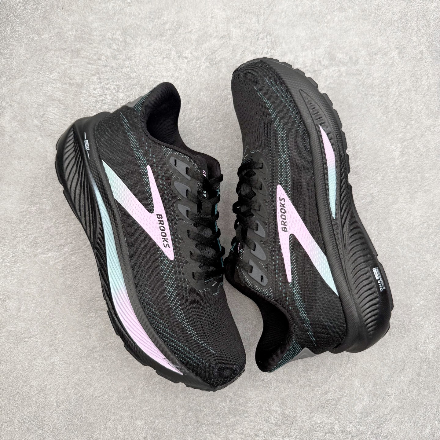 图片[3]-Brooks布鲁克斯 Ghost 17 马拉松舒适百搭防滑耐磨低帮跑步鞋 Brooks 四大跑鞋之一 百年品牌 跑鞋从外形上基本就能判断这是一款速度跑鞋 简洁干练的外形结构和极强的运动流线型看着非常有速度感 上脚的第一感觉是非常轻 美码9码的鞋单只206g不到 从个人偏好来说 200g左右的竞速鞋最具安全感 鞋面采用单层网布 很薄 前掌使用了大量开放式网眼 排气直接快速 透气性上乘 鞋舌也是轻量化设计 仅为一层麂皮 和脚背完美贴合 鞋舌中央有个防偏穿孔 从实际穿着来看 通常鞋舌都是外偏 如果是防偏穿孔位于中心 防偏效果其实并不十分有效 如果采用趋外侧的偏心设计更有效 鞋帮泡棉填充量不大 但非常紧凑 贴合舒适 包裹稳固 内置硬质TPU保证必要的稳定性 跑鞋中底采用的是DNA FLASH科技材料 DNA FLASH中底科技 是Brooks第一款将氮气注入中底的创新科技 主要原理是借助“超临界流体”发泡技术 将液态氮稳定的转化为气态氮 并使其均匀地形成无数紧密贴合的密闭式气囊结构 尺码：36 36.5 37.5 38 38.5 39 40 40.5 41 42 42.5 43 44 44.5 45 46-选品中心